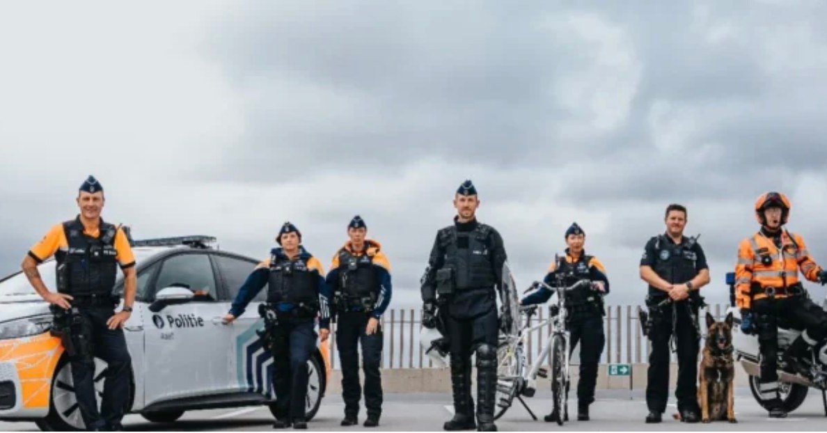 🚨 Politie Aalst waarschuwt voor een nieuwe golf van oplichting waarbij vooral oudere inwoners geviseerd worden. Oplichters nemen telefonisch contact op of bellen aan huis aan en doen zich voor als bankmedewerker of politieagent. In werkelijkheid gaan ze…