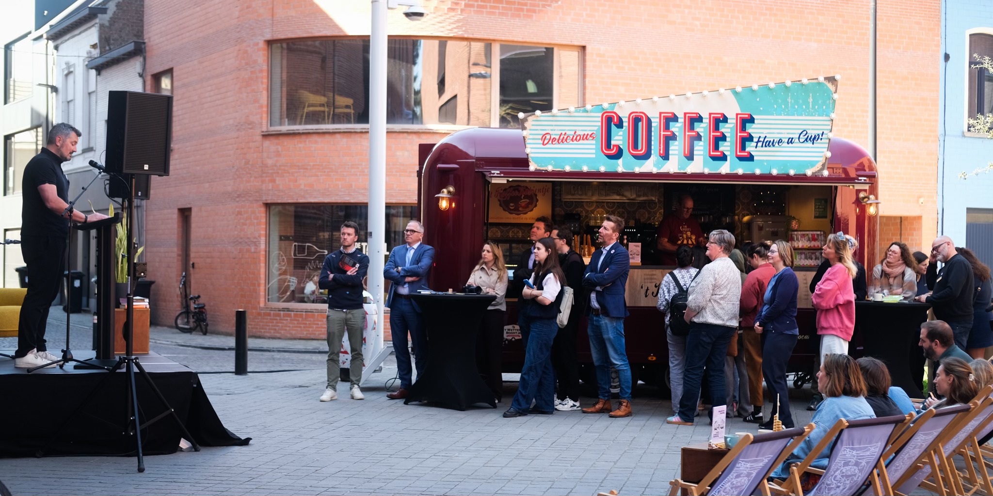 Leeslunch onder lentezon maakt van Vlaanderenleestdag in Aalst een voltreffer 📚