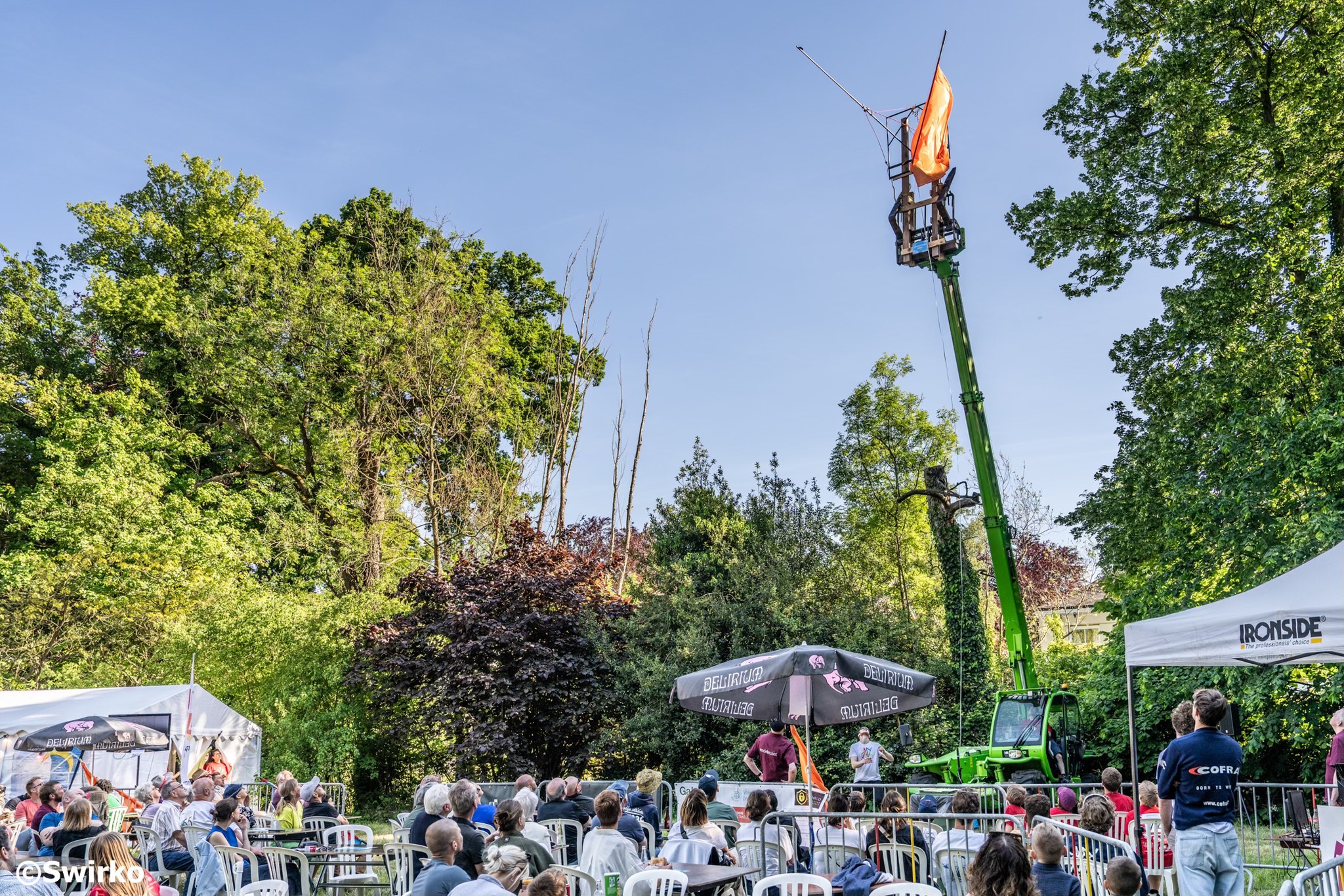 Vlaggenzwaaiers Vredon doen het dak eraf in stralende editie! ☀️🎉