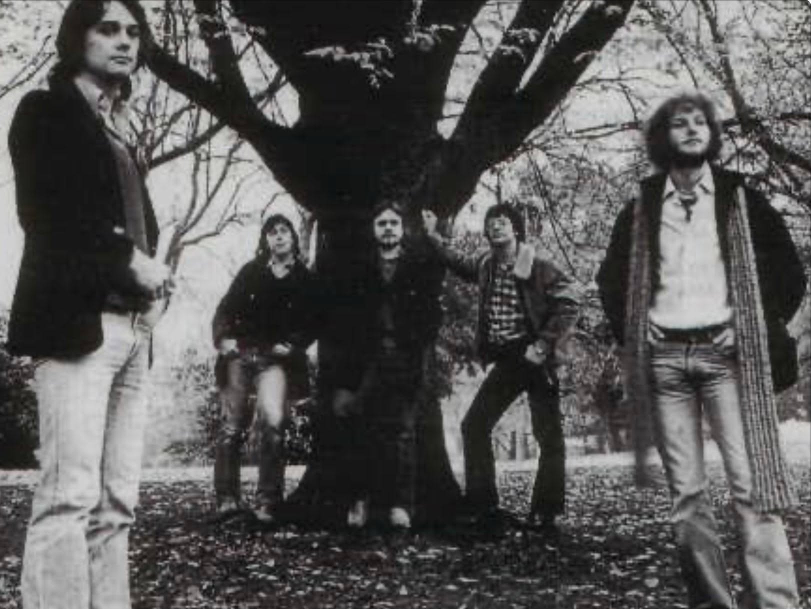 Met grote droefheid hebben we het overlijden vernomen van Dirk De Schepper, de frontman van de iconische Aalsterse rockgroep Isopoda.