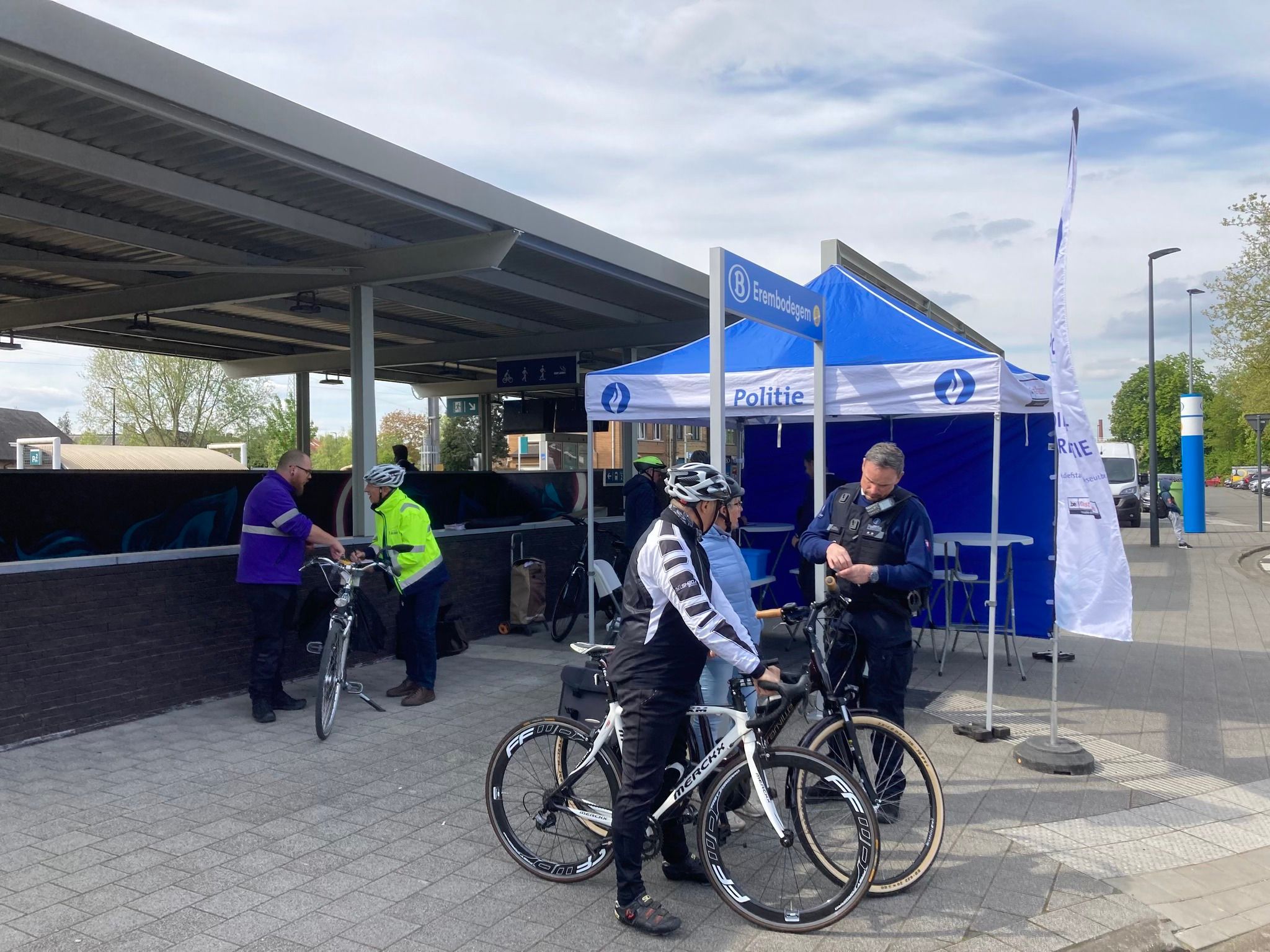 Gisteren ging de eerste actie rond fietsregistratie door aan het station in Erembodegem. 