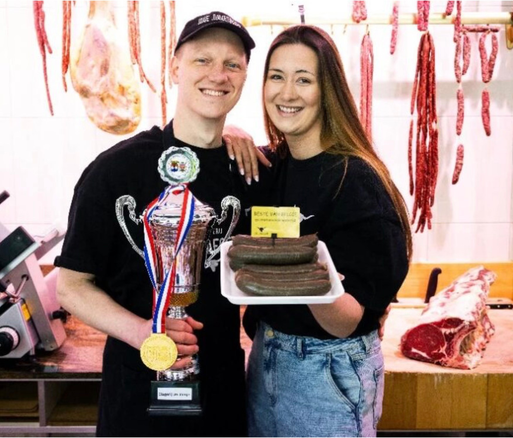 🥇 Slagerij De Jaeger uit Aalst heeft volgens een internationale vakjury de beste witte en zwarte pensen van het land. In de winkel in de Langestraat staan klanten dan ook elke ochtend in de rij om ze te bemachtigen. 🥩👏