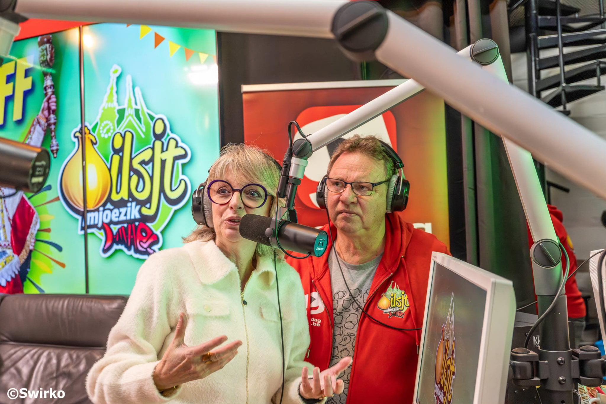 📻 Morgen zaterdag zijn 'Peter & Sabine' er weer met jouw lievelingsprogramma “Aalst Leeft!” op Goeiedag Radio (alhoewel je nu dient af te stemmen op Oilsjt Mjoezik) met volgende gasten: