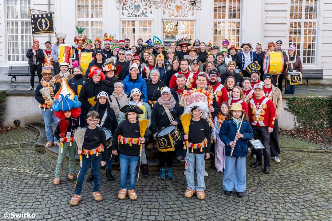 De Aalsterse Gilles: “Vandaag is het eindelijk zover: om 14u start onze jaarlijkse vooroptocht aan café 't Paviljoen op de Grote Markt, vervolgens gaan we via de verschillende centrumstraten langs De Prins Drinkt Koffie, Den Beiaard, De Kat en Den Heilig…