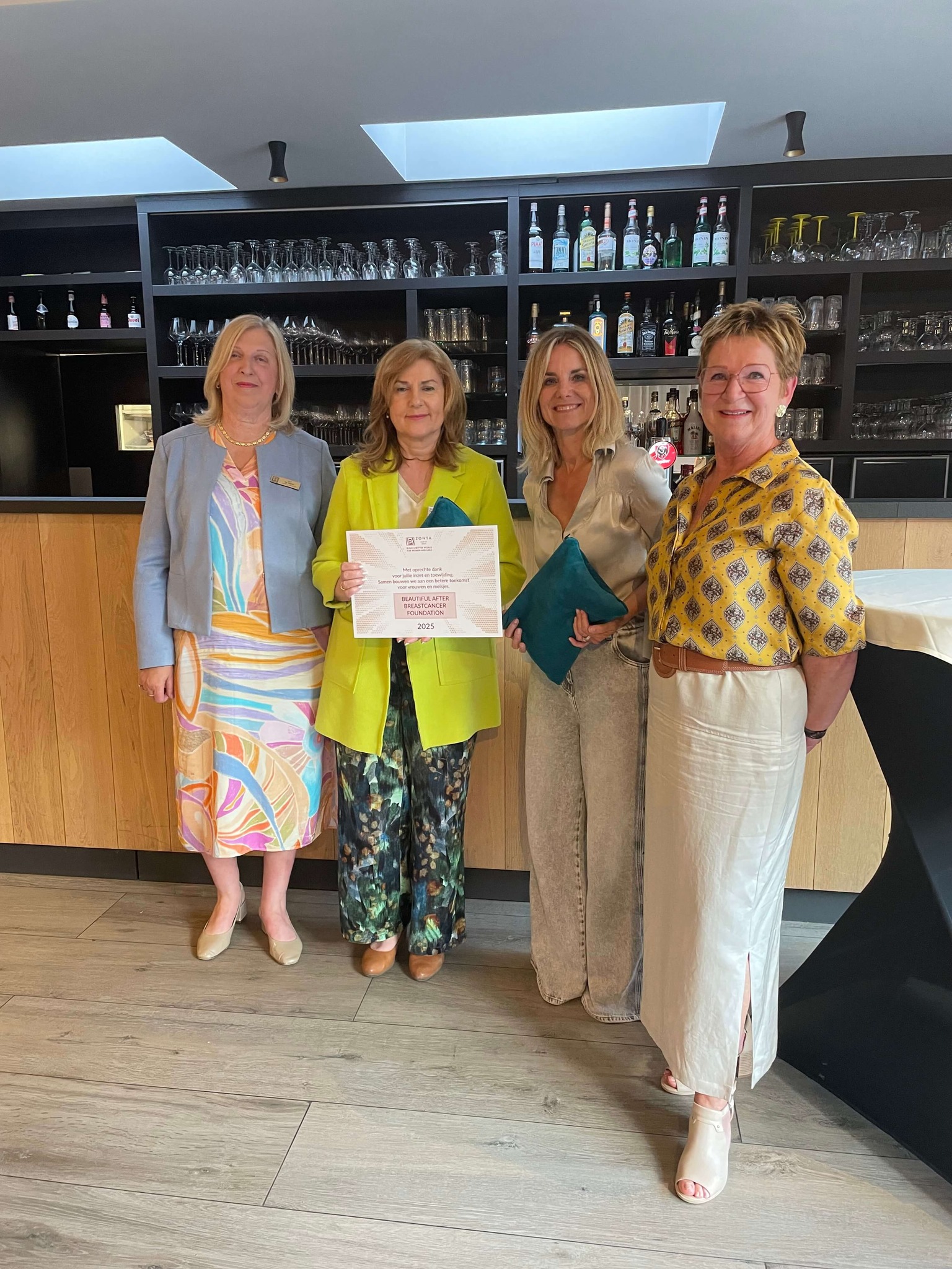 🌟 Zonta Aalst steunt 13 goede doelen met hartverwarmende cheque-uitreiking 🌟