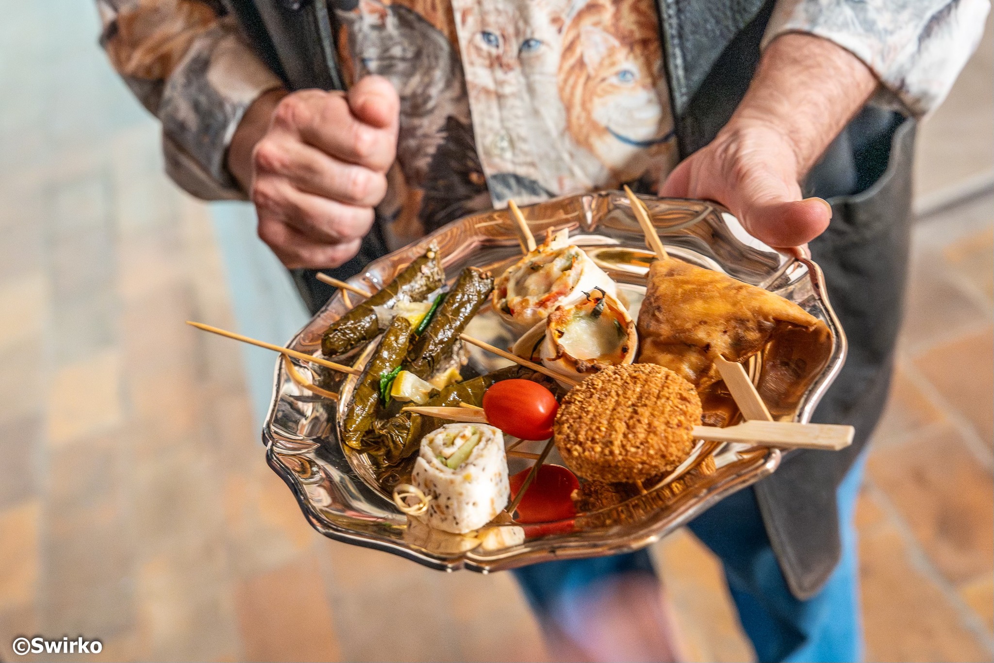 Kunstoevers 🍽️ TEDERE, TRIVIALE, TOTEMISTISCHE, TETTERTAFELS
