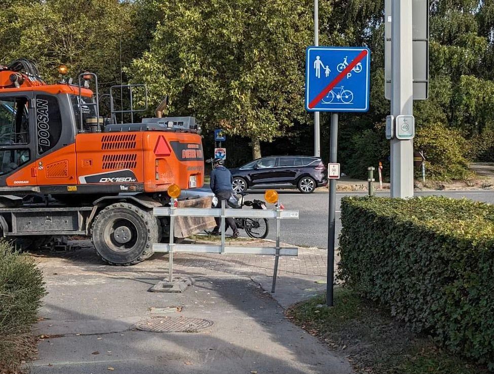 Nood aan extra signalisatie voor veilige oversteek langs de Leirekensroute-Aelbrechtlaan in Aalst .... er staan borden dat de voetgangers en fietsers niet door kunnen.
