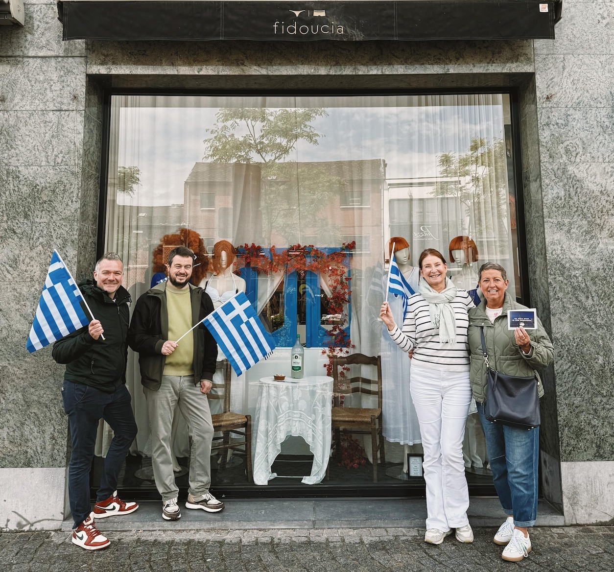 🇬🇷 Creatieve Griekse sfeer in de Aalsterse winkelstraten: Boys & Girls wint etalagewedstrijd 🏆