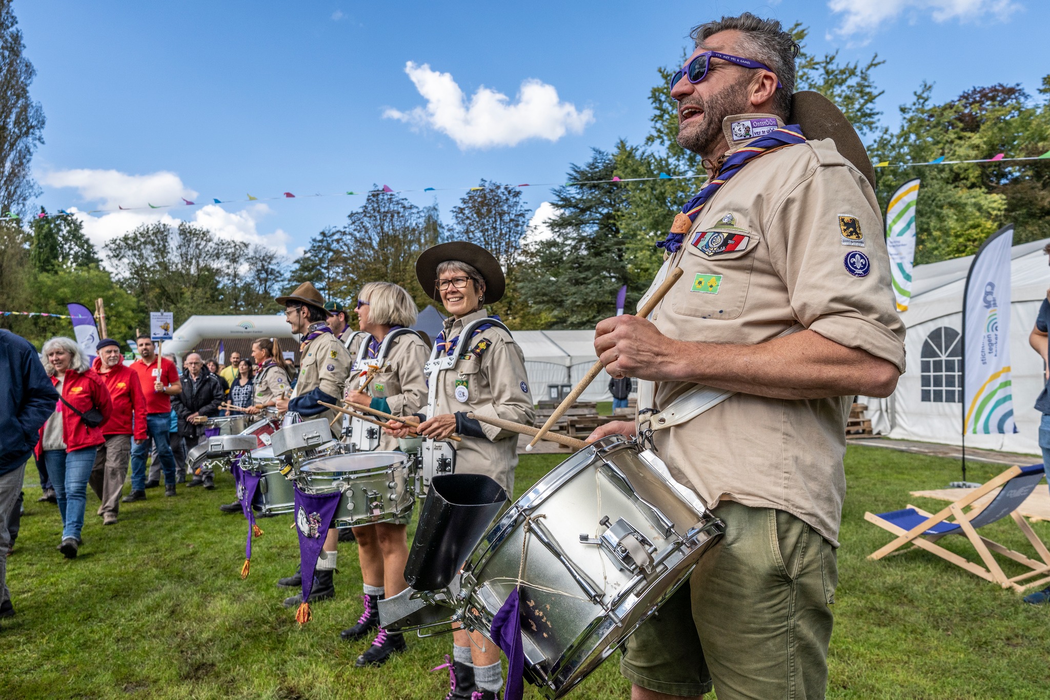 🥁 Scoutstrommelkorps Met Vel en Gamel bestaat 30 jaar en viert dat op zaterdag 9 mei met een feestmoment in de Heilig Hartkerk in Aalst.