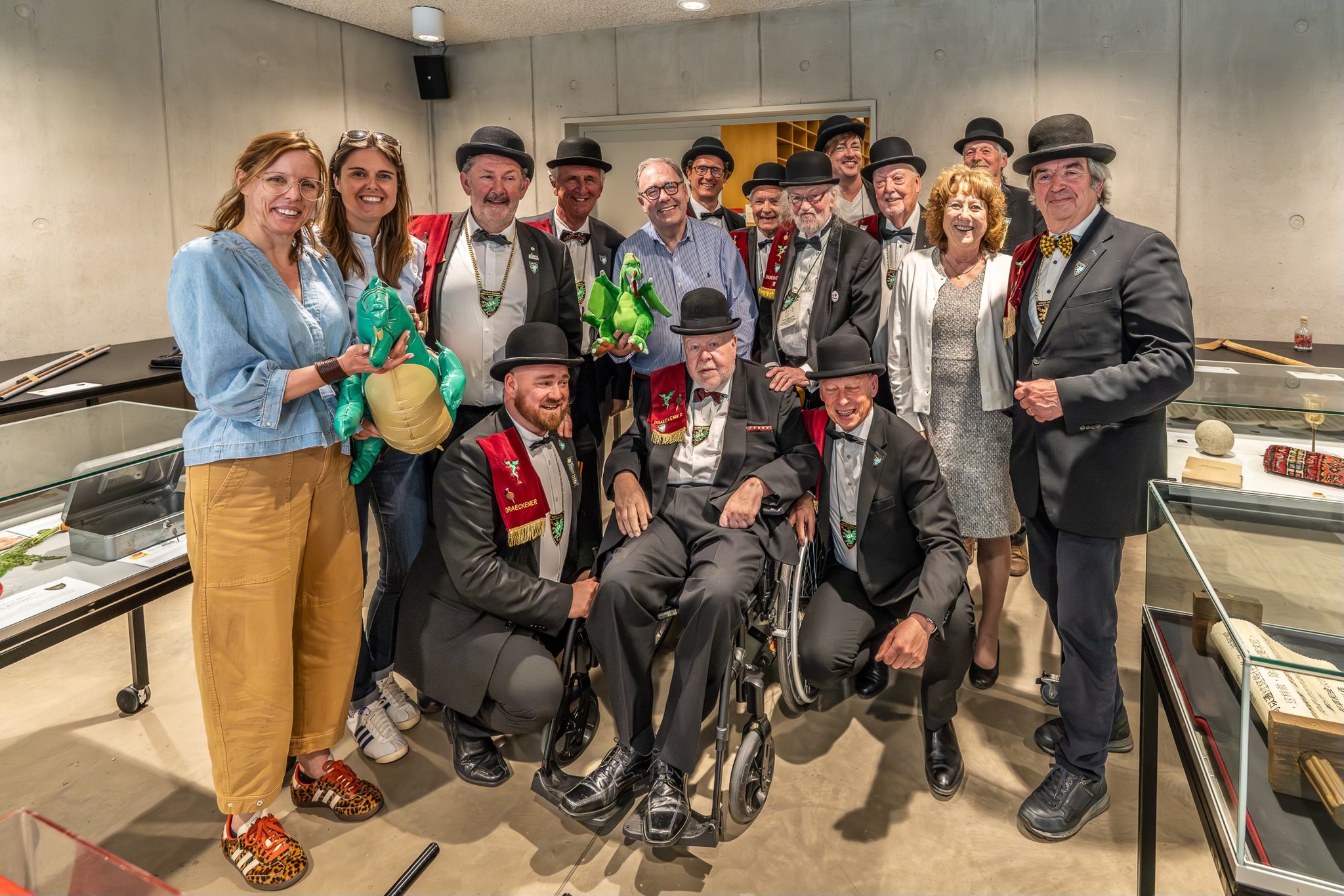 😂 Erfgoeddag in Aalst kreeg zondag een bijzondere invulling met een indrukwekkende Draeckenierentopdag als één van de blikvangers. Bezoekers konden genieten van een historisch en wetenschappelijk sterk uitgewerkte tentoonstelling rond Dendervondsten, aa…