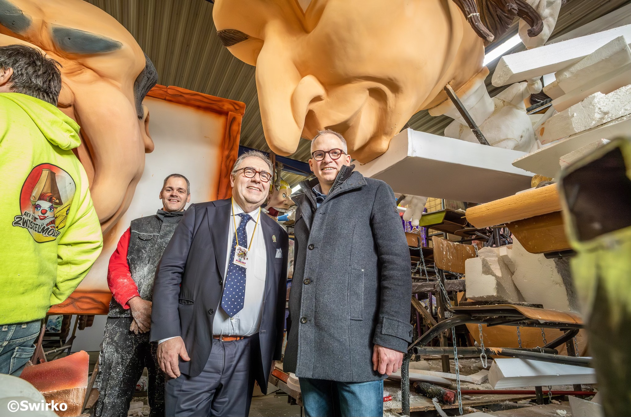 Minister-president Matthias Diependaele en burgemeester Christoph D'Haese brachten gisteren een bezoek aan de carnavalswerkhallen in Aalst. 🎭