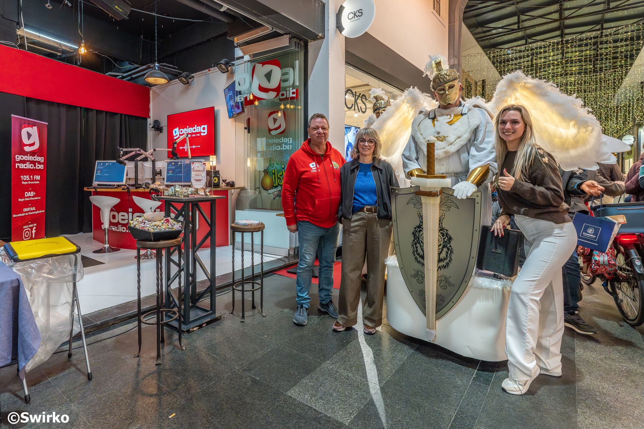 🎄Gezellig druk op de kerstmarkt in Aalst. 🎅Heel wat bezoekers genoten van de koopzondag. 🛍️✨