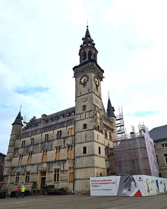 🏛️ Het iconische belfort van Aalst krijgt een grondige restauratie. Het UNESCO-werelderfgoed, sinds 1999 erkend als historische parel van de stad, wordt vernieuwd door Artes Group en Artes Woudenberg, met veel respect voor het authentieke karakter van h…