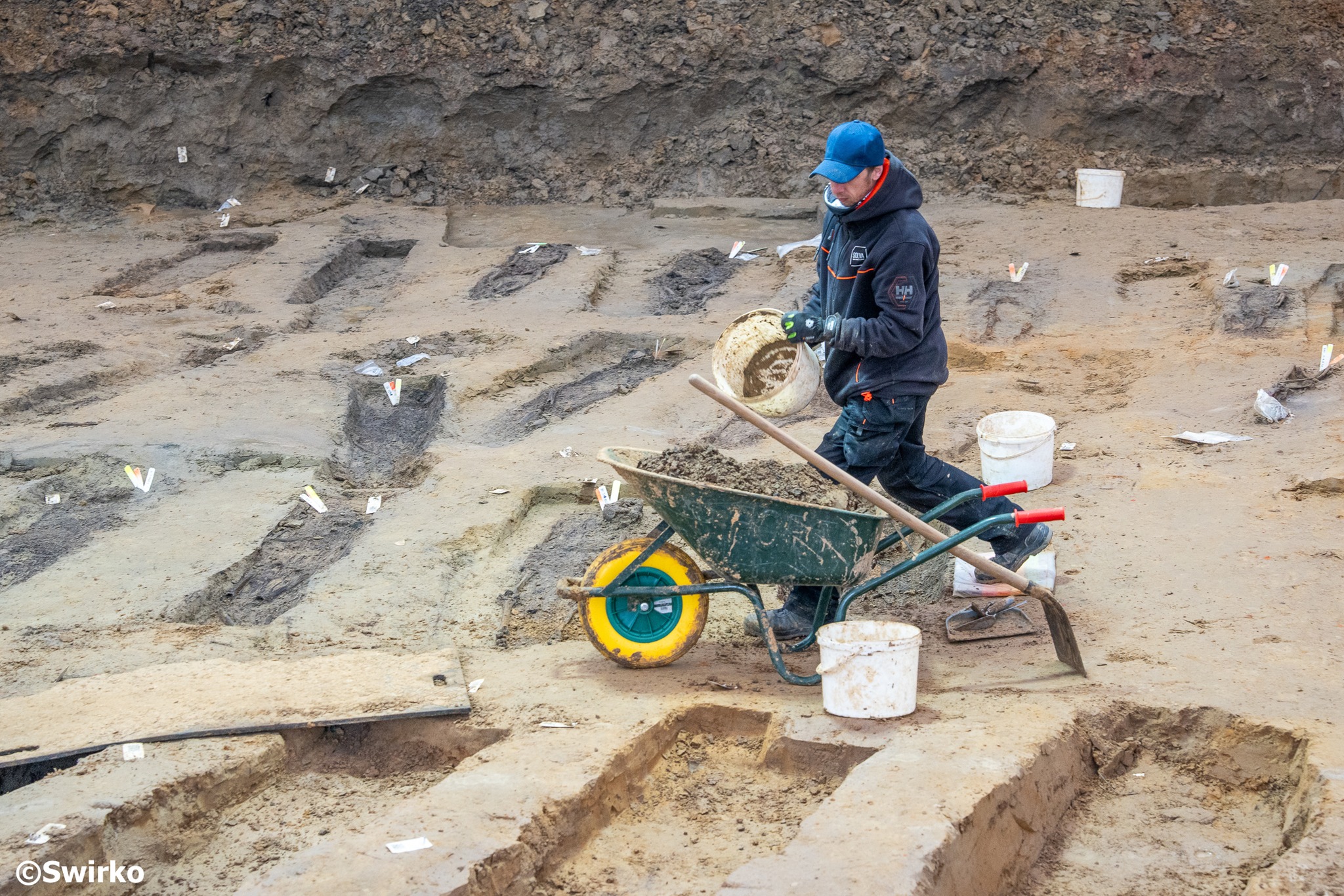 📜 Minister en scholieren graven mee op het Jennemiekeskerkhof in Aalst