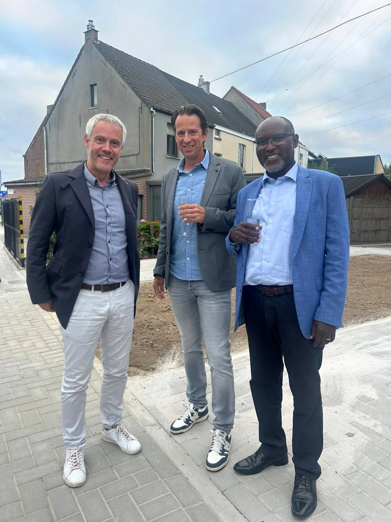 cd&v Aalst : "Vandaag hebben we samen de Welleweg, Asterstraat en Burgemeester De Cockstraat officieel geopend! 🥂🎉 Met veel inzet, samenwerking en geduld zijn de straten omgevormd tot een gezellig woonerf."