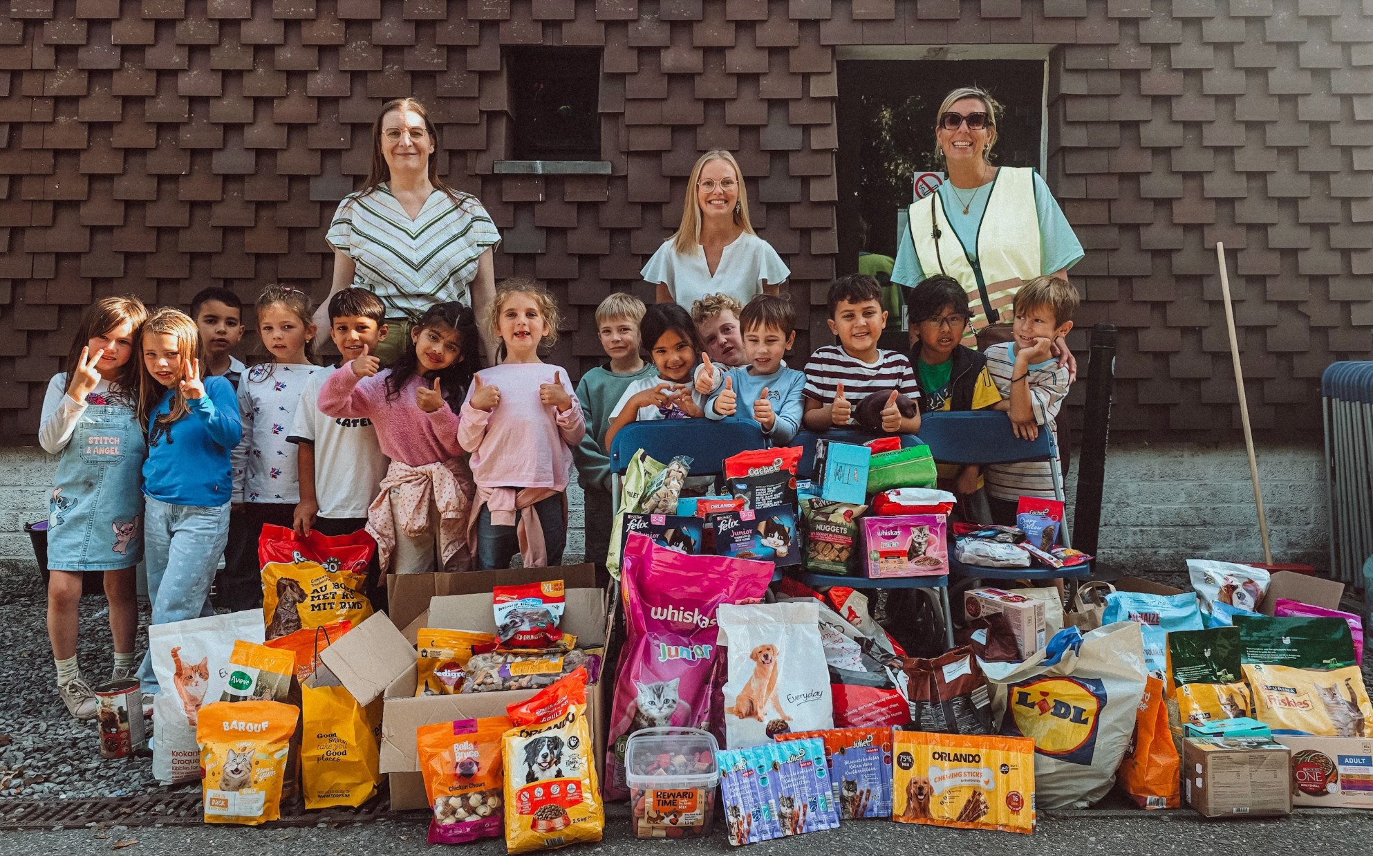 Faluintjes zamelt massaal dierenvoeding in voor Aalsters dierenasiel Sint-Hubertus