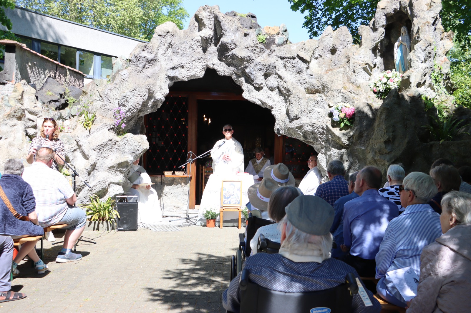 🌸 Mariamaand feestelijk geopend aan de grot in Mijlbeek 🙏