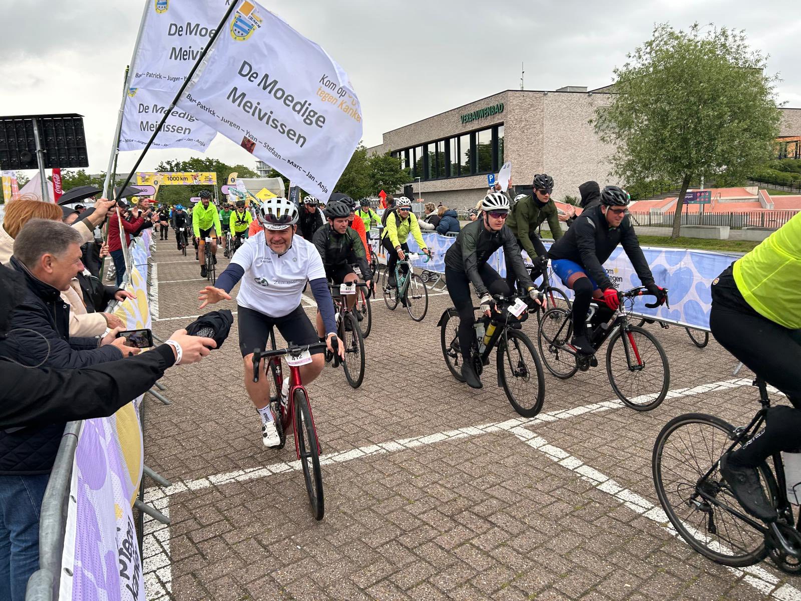 🚴‍♂️💛 De Moedige Meivissen fietsen 1000 km voor Kom op tegen Kanker 💛🚴‍♀️