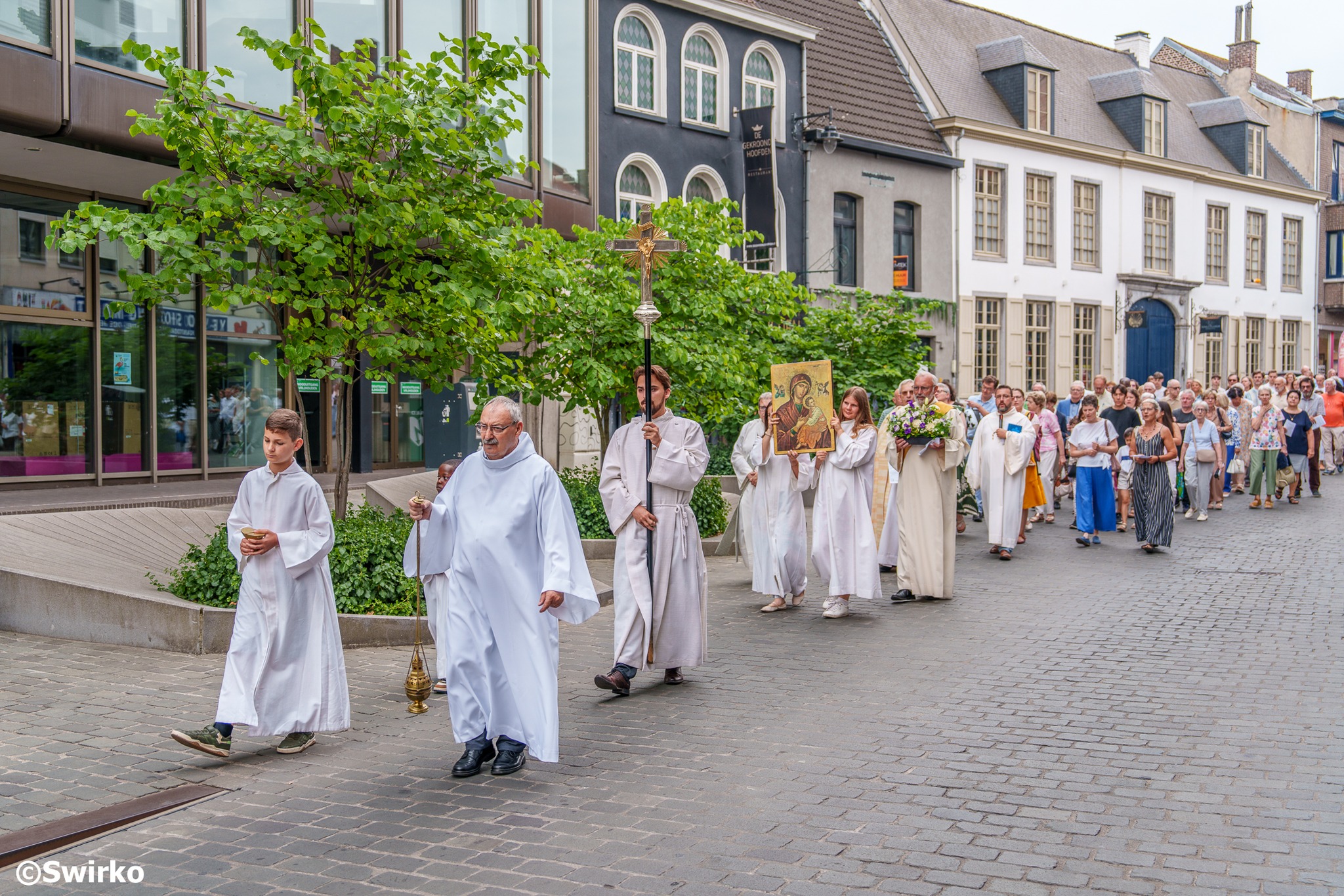 Aalst viert Onze-Lieve-Vrouw Tenhemelopneming met gebedstocht