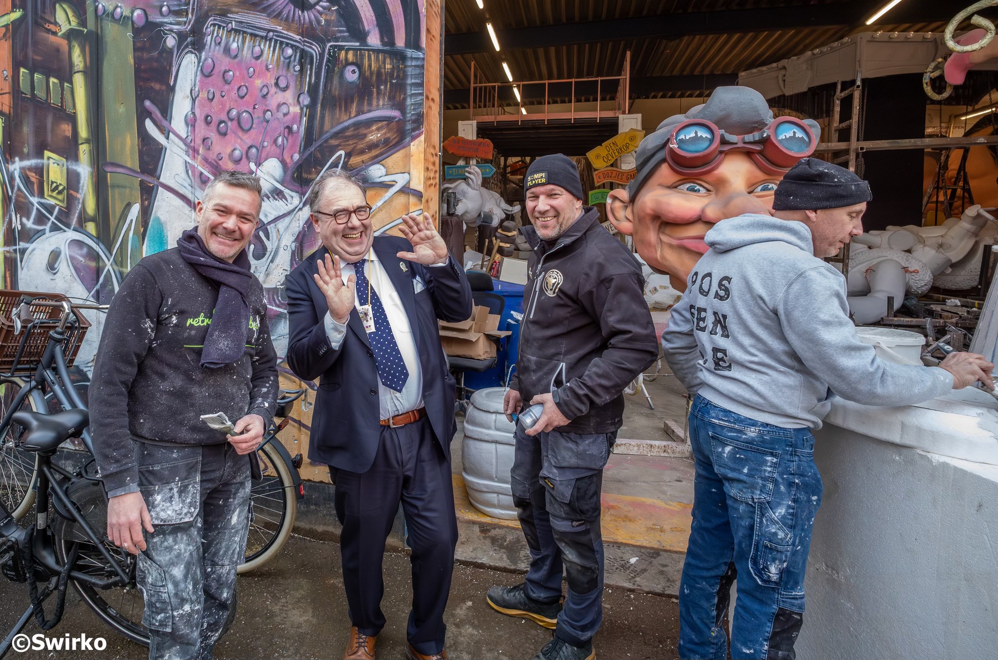 Minister-president Matthias Diependaele en burgemeester Christoph D'Haese brachten gisteren een bezoek aan de carnavalswerkhallen in Aalst. 🎭