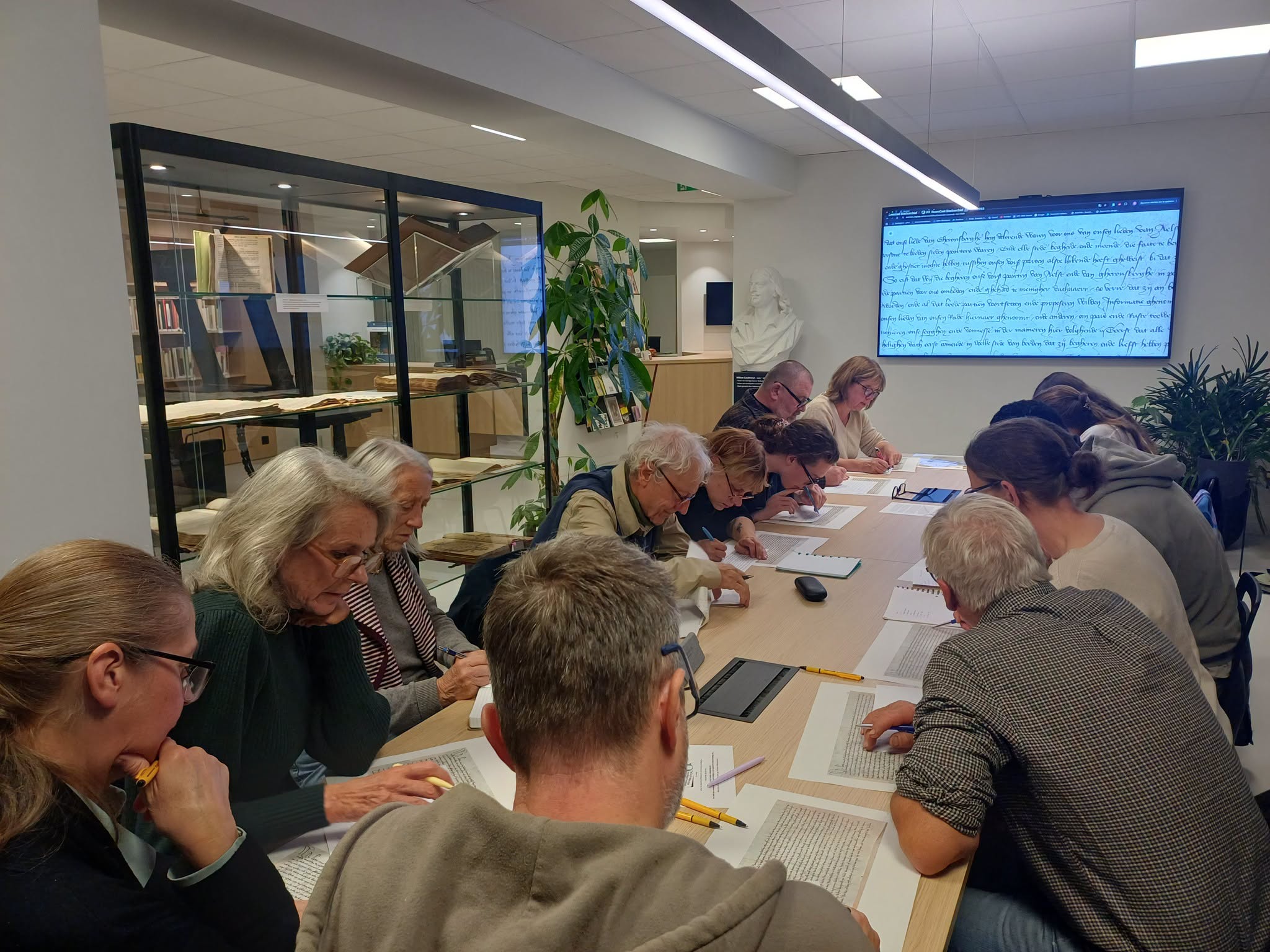 Stadsarchief Aalst laat deelnemers kennismaken met middeleeuws geschrift