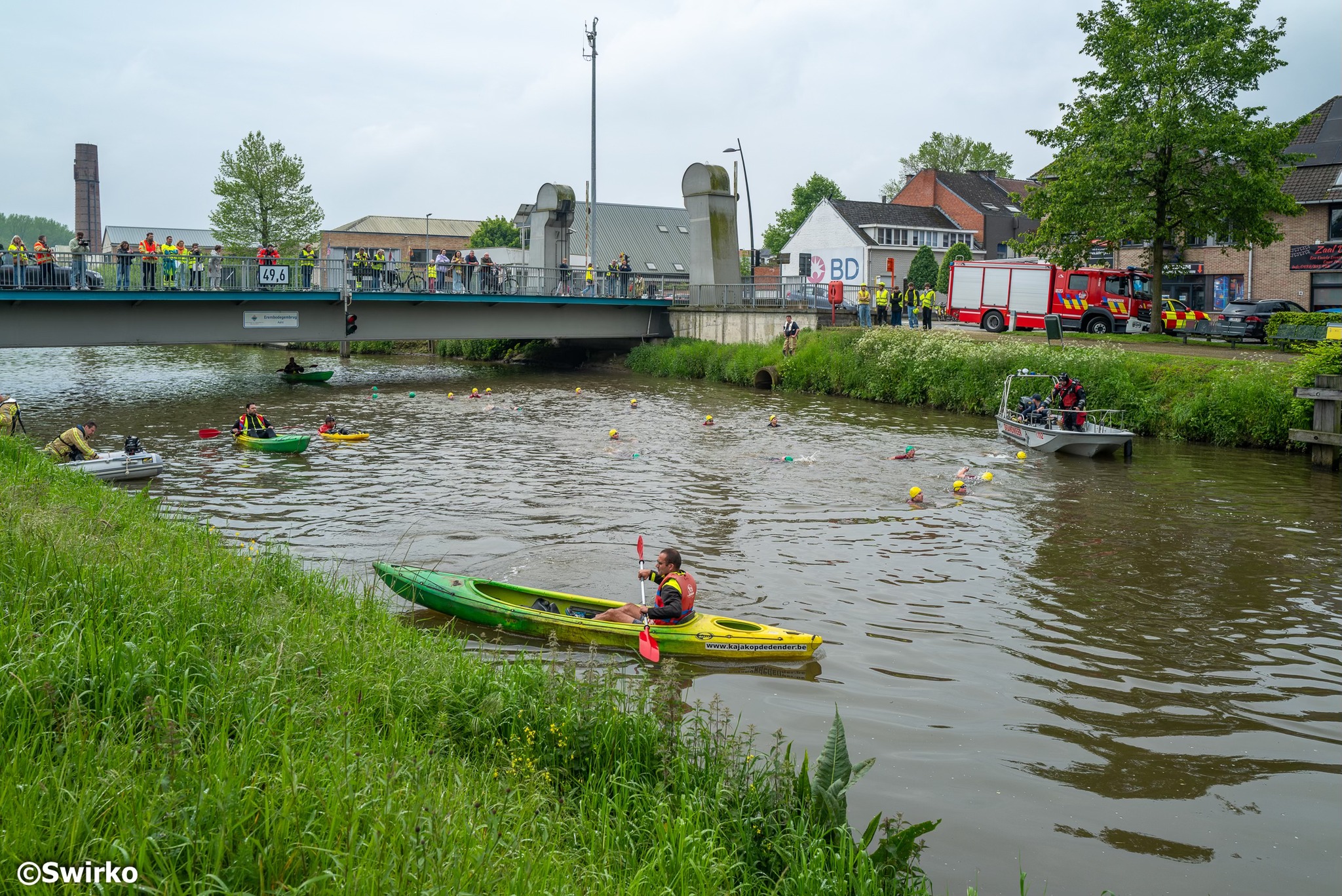 24 leerlingen van het tweede jaar sportwetenschappen van het Sint-Jozefscollege doken dinsdag het Denderwater in!