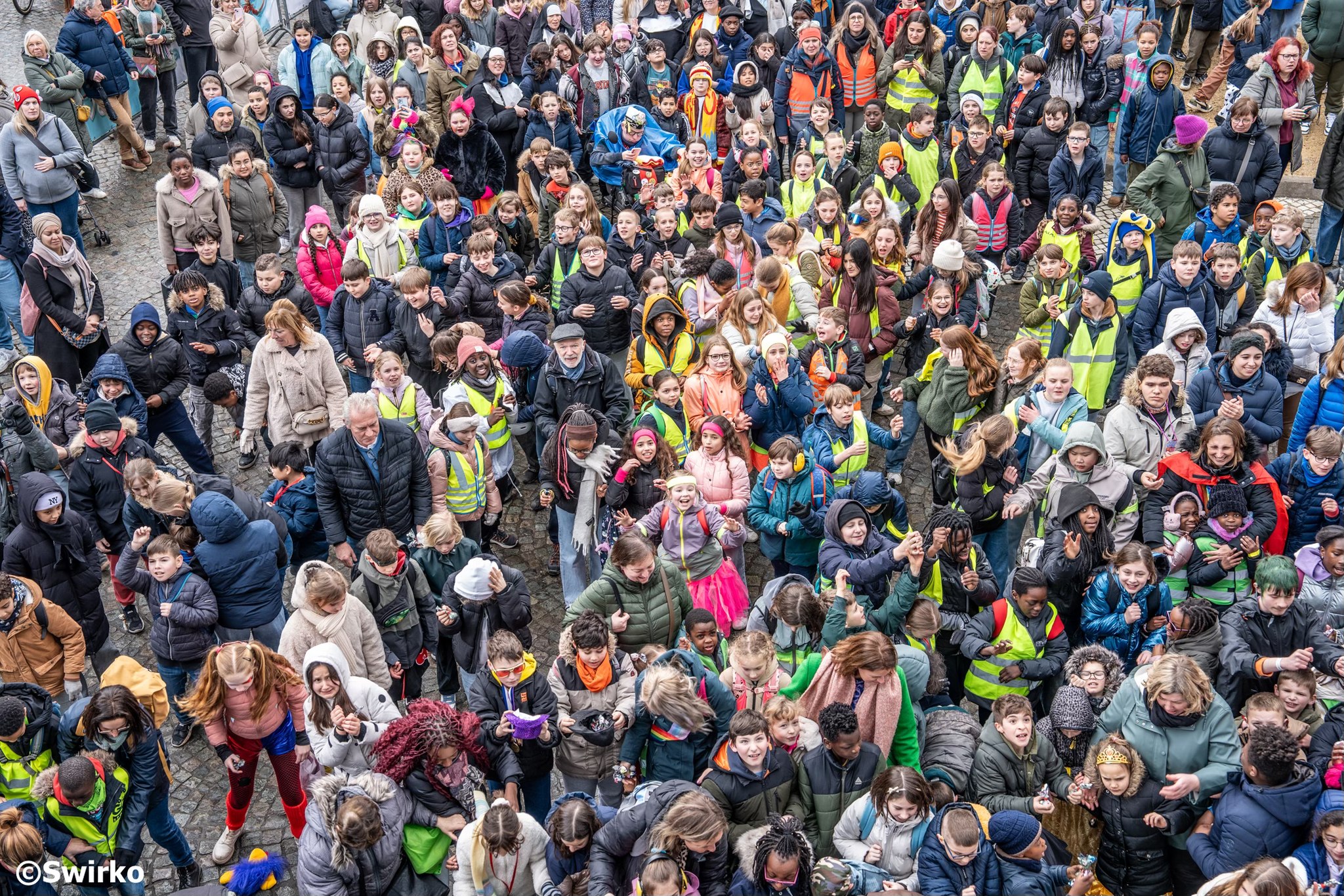 ✨ Nieuw dit jaar! De allereerste mini-ajuinworp op de Grote Markt van Aalst tijdens de Dag van het Kind! 🎉
