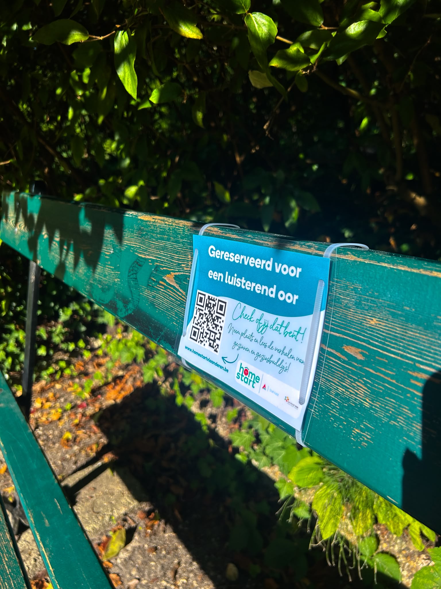 Opvallende lege stoel trekt door Aalst: Home-Start zoekt nieuwe gezinsbuddy’s