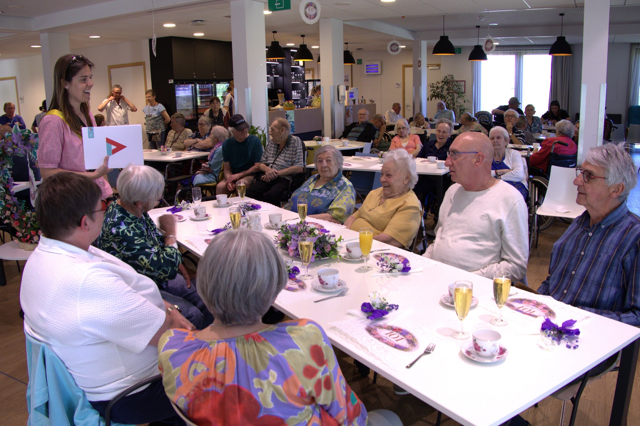 🎉 101 kaarsjes voor Gabby en Jef in WZC De Faluintjes 🎂🥂