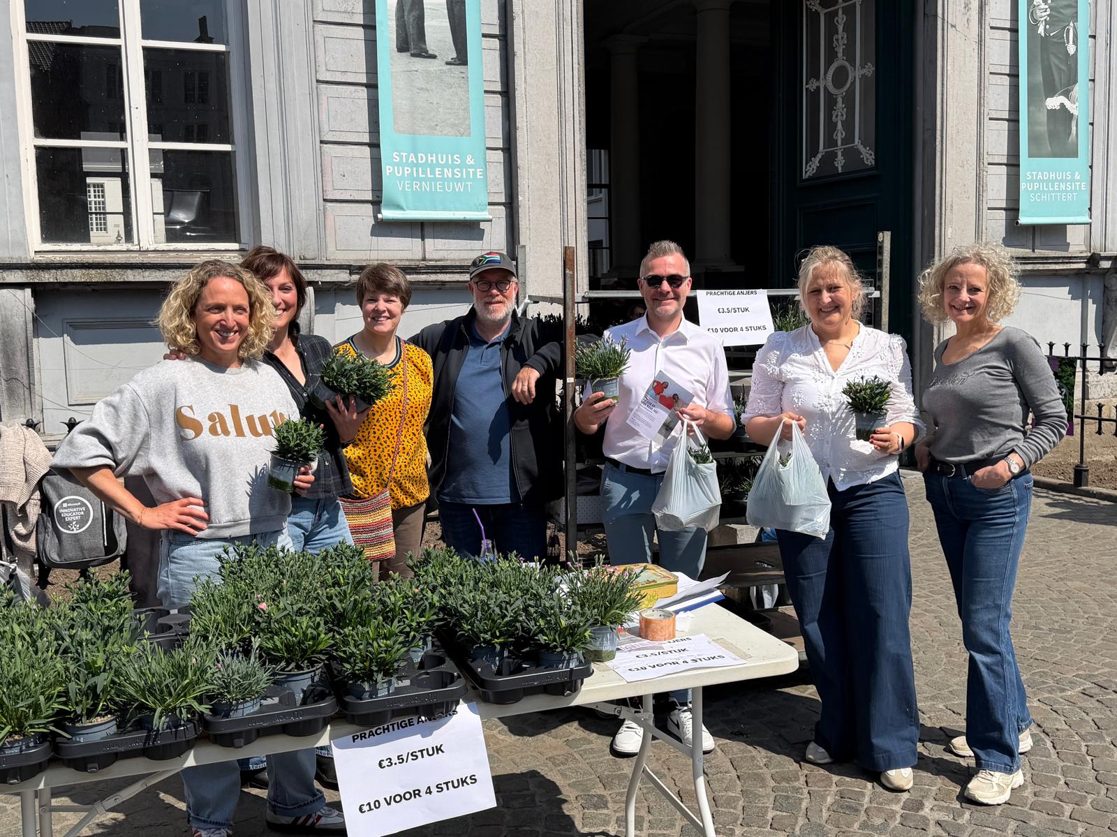 🥕 Lokale landbouwers krijgen voortaan een vaste plek op de zaterdagmarkt in Aalst. Vanaf zaterdag 30 mei kunnen korteketenproducenten er twee keer per maand hun producten rechtstreeks aan de klant verkopen. Daarnaast organiseert de stad op 23 mei opnieu…