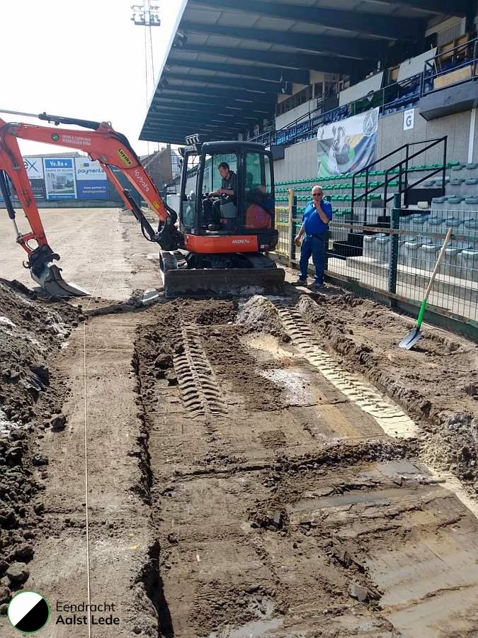 🌱 Nieuwe grasmat in de maak! Bij Eendracht Aalst Lede zitten ze niet stil! ⚽