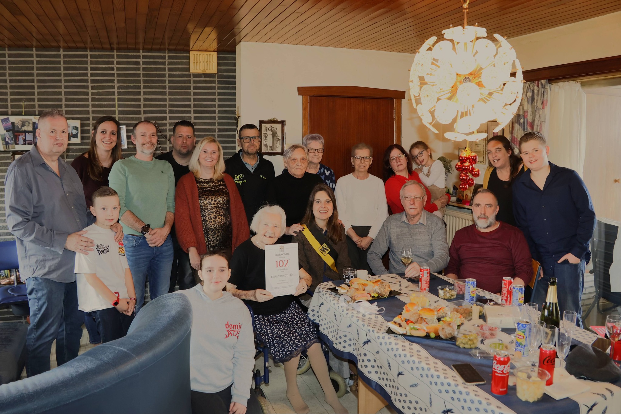 🎉 Emma Van Cotthem blaast 102 kaarsjes uit 🎉