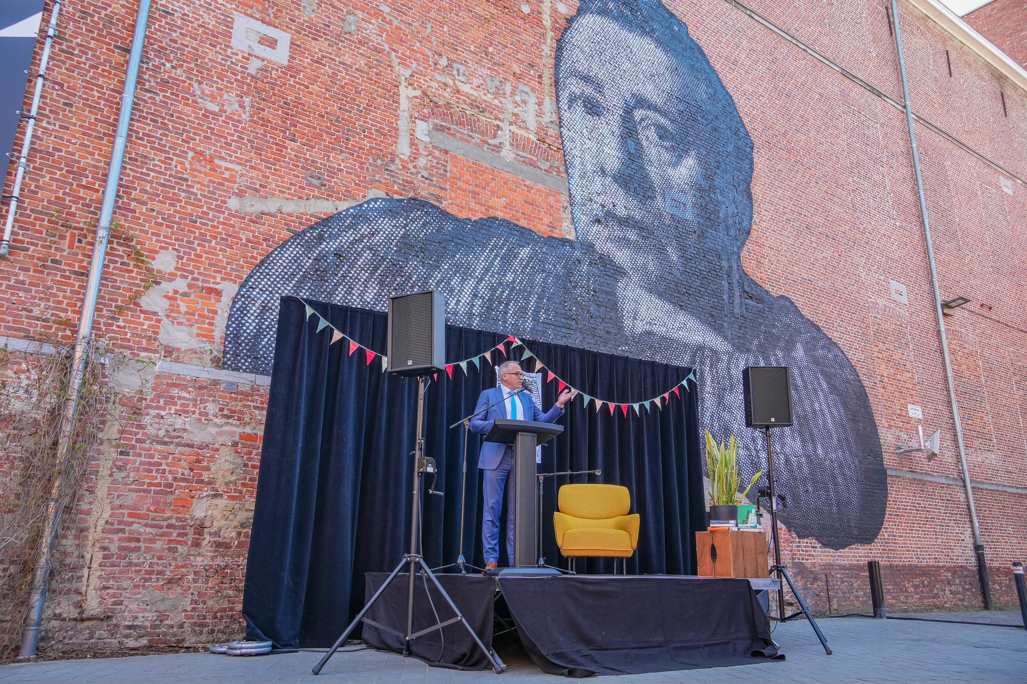 Leeslunch onder lentezon maakt van Vlaanderenleestdag in Aalst een voltreffer 📚