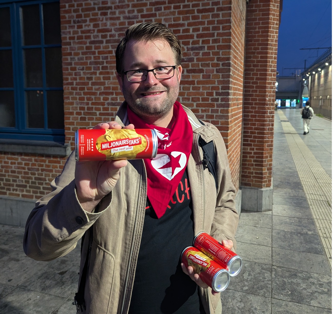 PVDA deelt ‘Miljonairstaks’ uit aan pendelaars in station Aalst