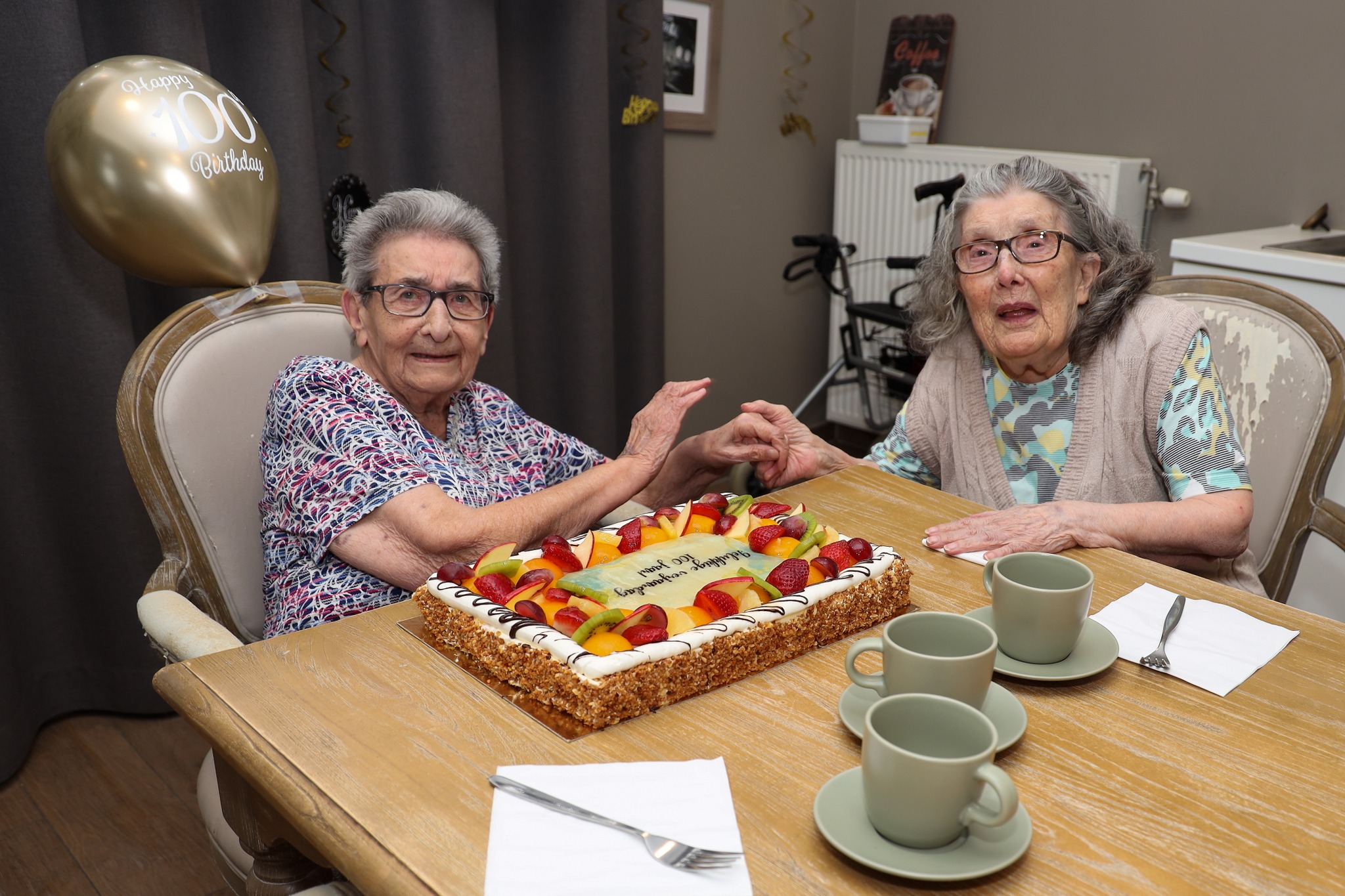 Alma Beelaert vierde haar 100ste verjaardag in De Mouterij, waar ze twee dagen op rij werd gevierd. 