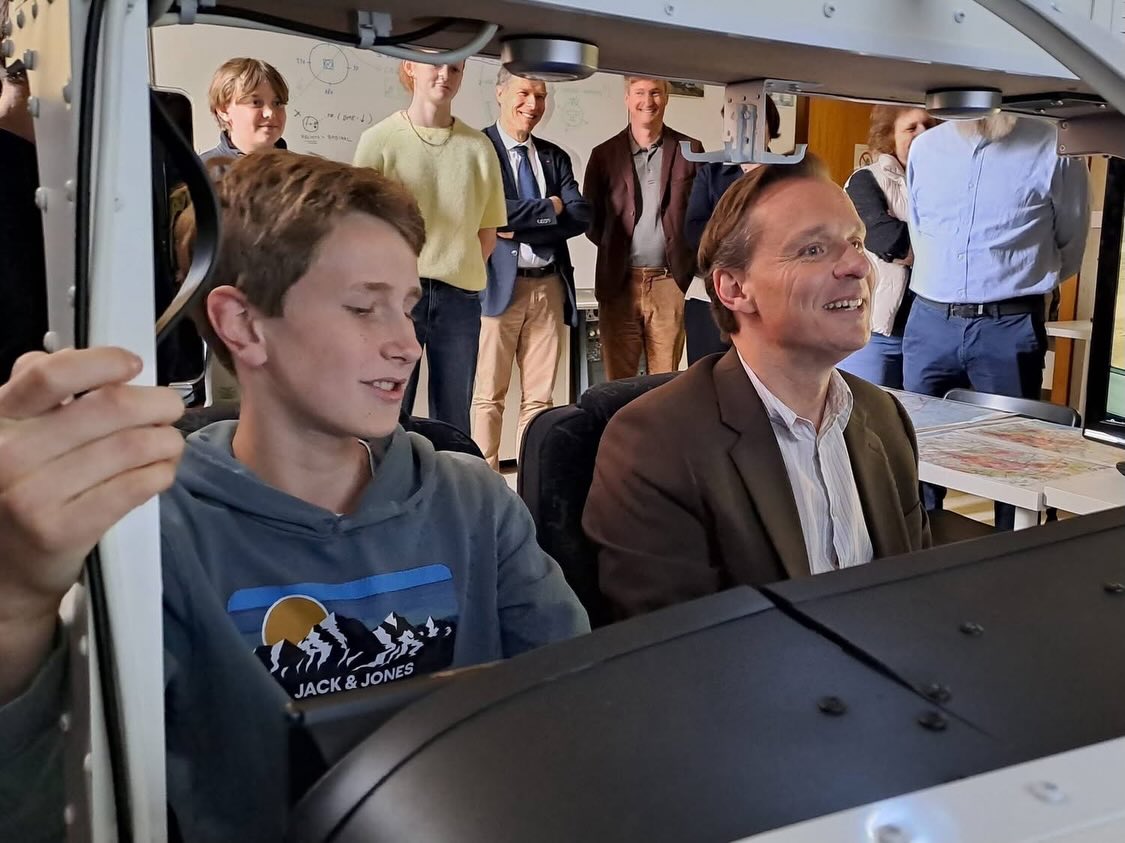 🏫✨ Het Sint-Maarteninstituut in Aalst kreeg vandaag, 7 mei 2026, bezoek van Bruno Vanobbergen, directeur-generaal van Katholiek Onderwijs Vlaanderen. Tijdens een rondleiding maakte hij kennis met het flight-sim-project van de school en nam hij zelf plaa…