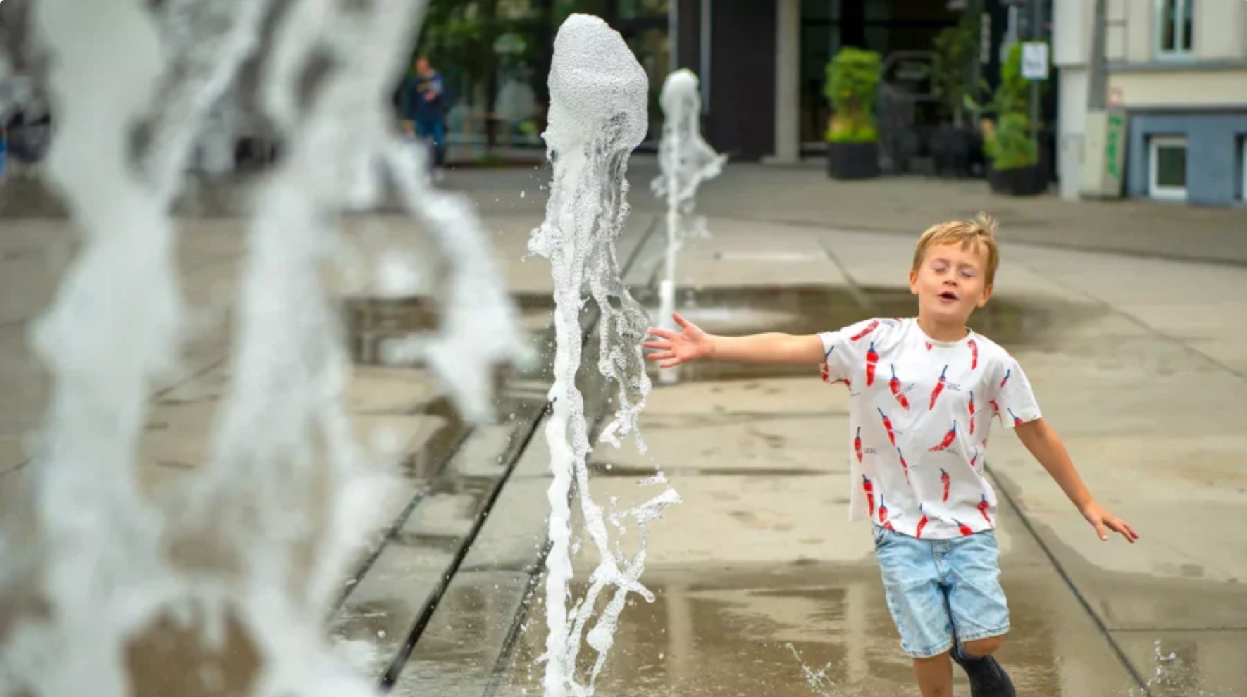 💧 De tien stadsfonteinen van Aalst zullen binnenkort opnieuw volop water spuiten. Na maanden, en op sommige plaatsen zelfs jaren van stilstand, kiest de stad ervoor om de fonteinen opnieuw aan te sluiten op leidingwater. Daarmee wil het stadsbestuur ver…
