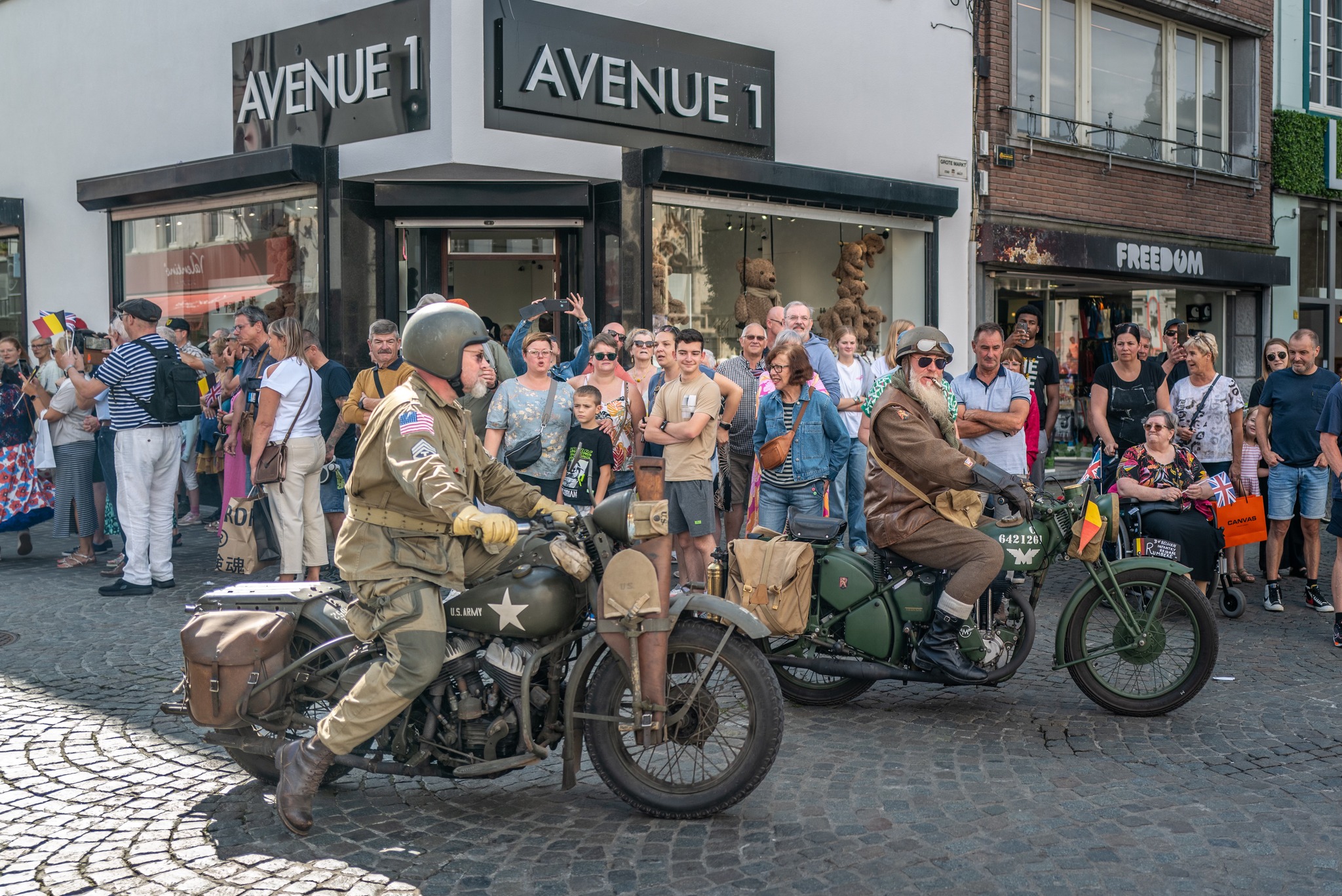 🇧🇪 Aalst staat morgen, vrijdag 8 mei, stil bij de 81ste herdenking van V-dag, de dag waarop het einde van de Tweede Wereldoorlog in Europa wordt herdacht. Tijdens de plechtigheid wordt hulde gebracht aan iedereen die zich inzette voor vrede en vrijheid.