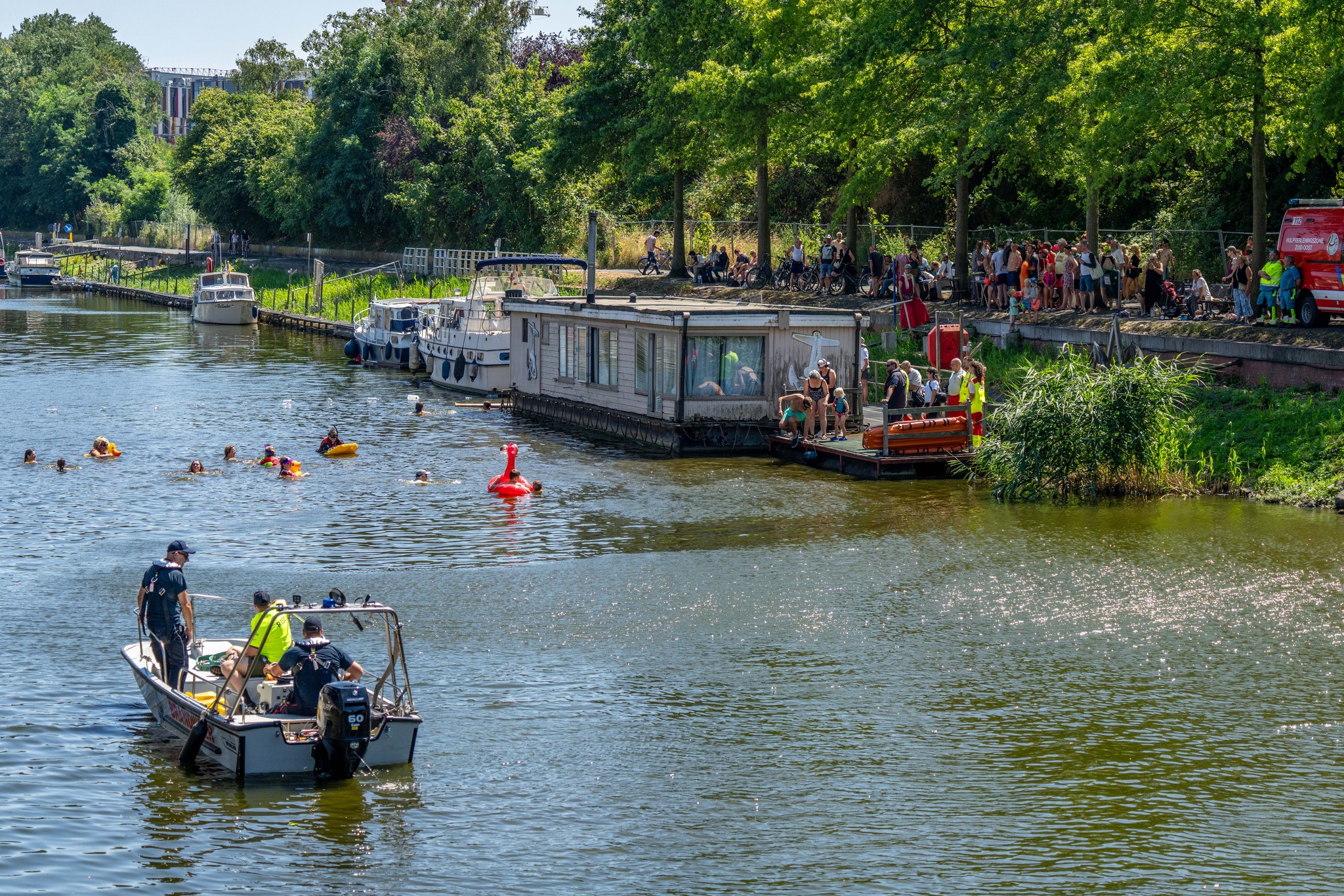 Een honderdtal deelnemers springen in de Dender tijdens The Big Jump: “Proper water is geen luxe, maar een noodzaak”
