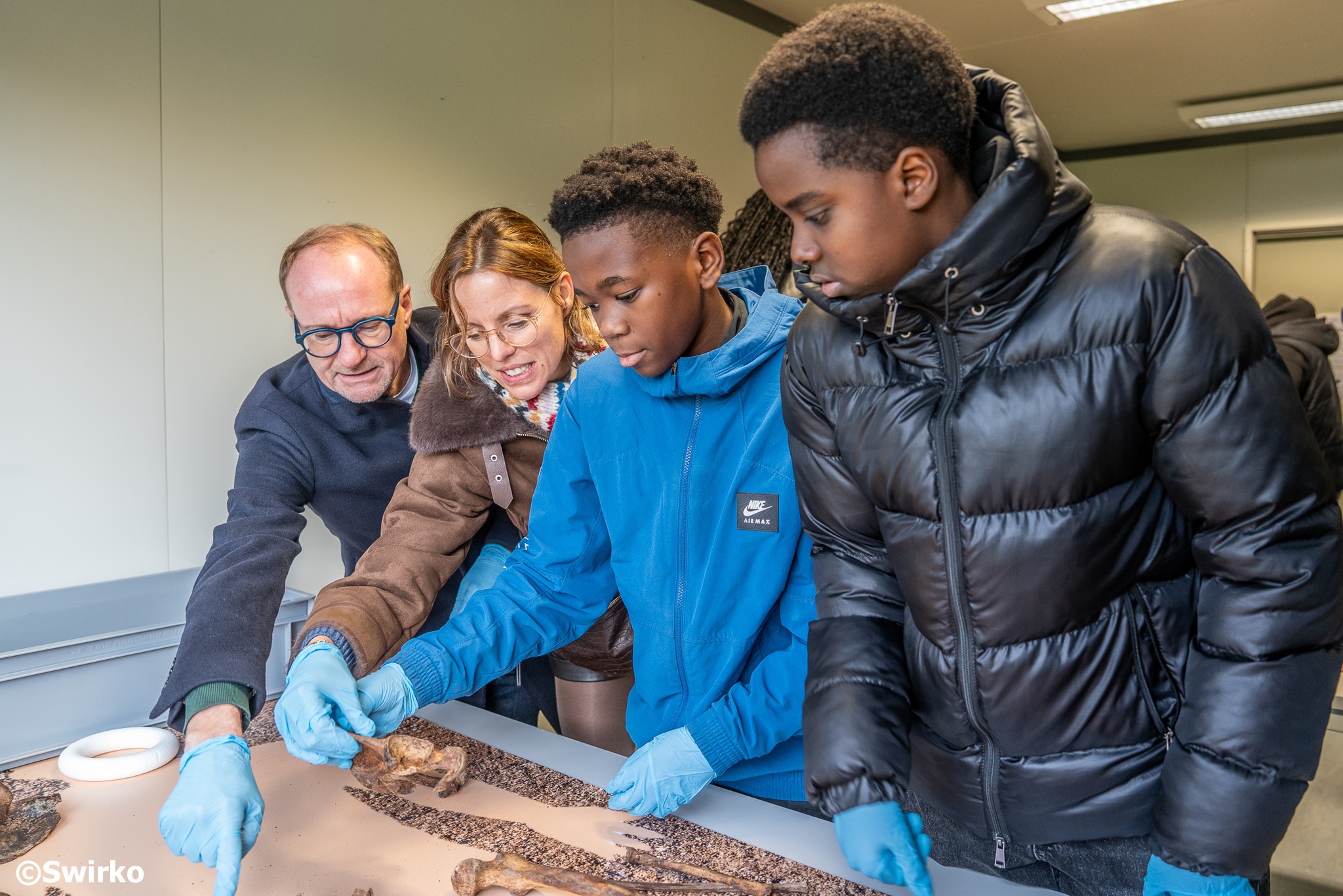 📜 Minister en scholieren graven mee op het Jennemiekeskerkhof in Aalst