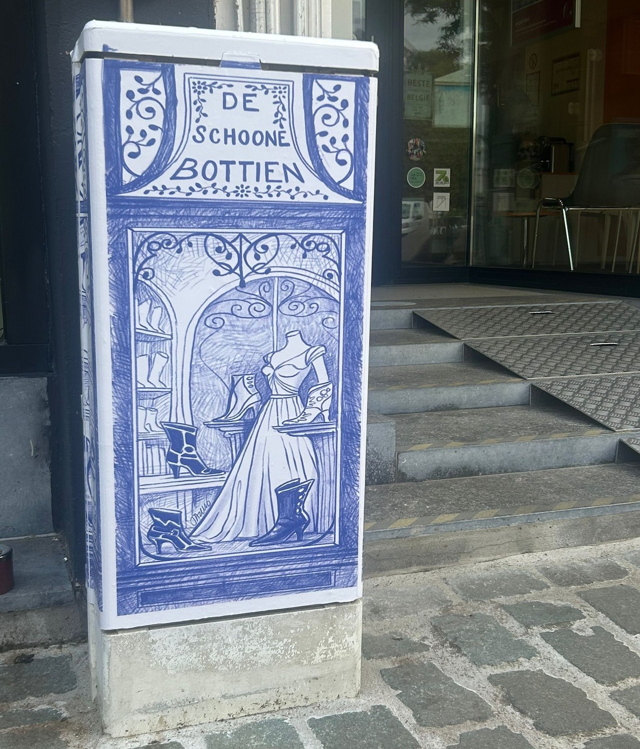 🎨 De nutskasten in de Korte en Lange Zoutstraat hebben een opvallende make-over gekregen. Kunstenaar Tim Acke bracht tien kleine verhalen uit de rijke geschiedenis van de Zoutstraten tot leven met illustraties op de elektriciteitskasten.