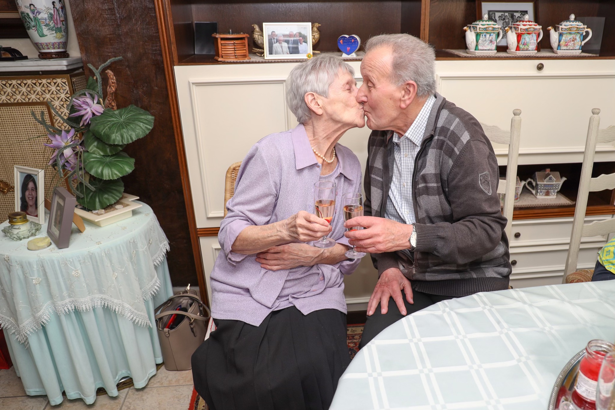 Op woensdag 10 april vierden Jonny Van den Berghe (87) en Constantine Mertens (85) in de Meidoornlaan in Terjoden hun briljanten huwelijksverjaardag. 