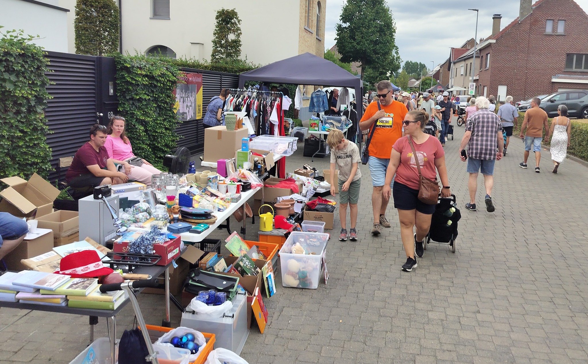 Vijftiende rommelmarkt lokt koopjesjagers naar Hofstade