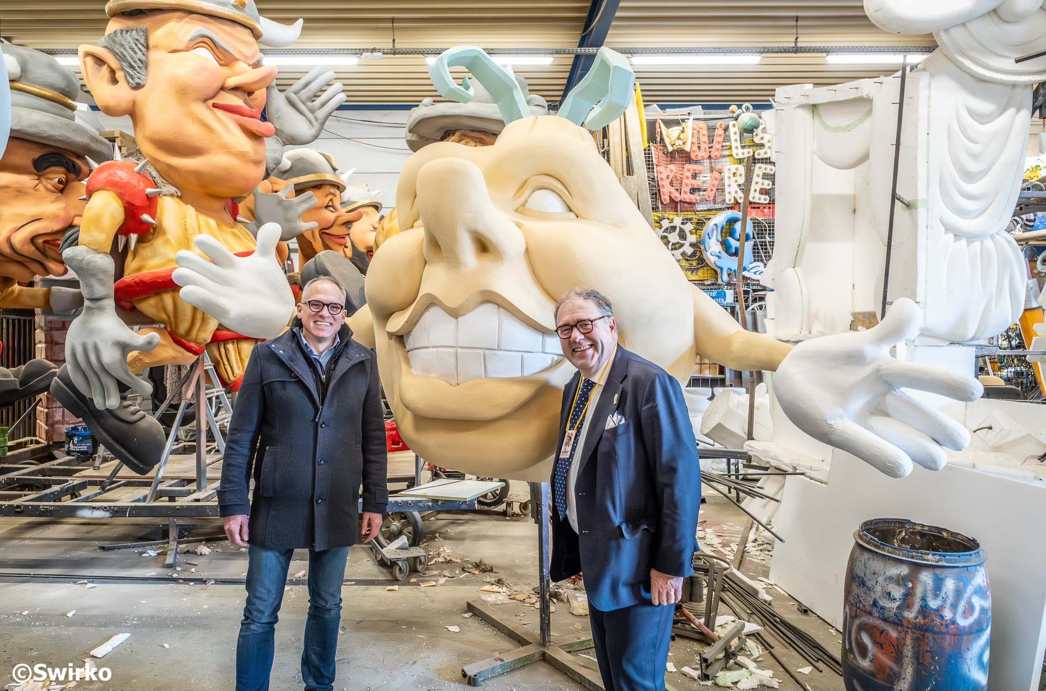 Minister-president Matthias Diependaele en burgemeester Christoph D'Haese brachten gisteren een bezoek aan de carnavalswerkhallen in Aalst. 🎭