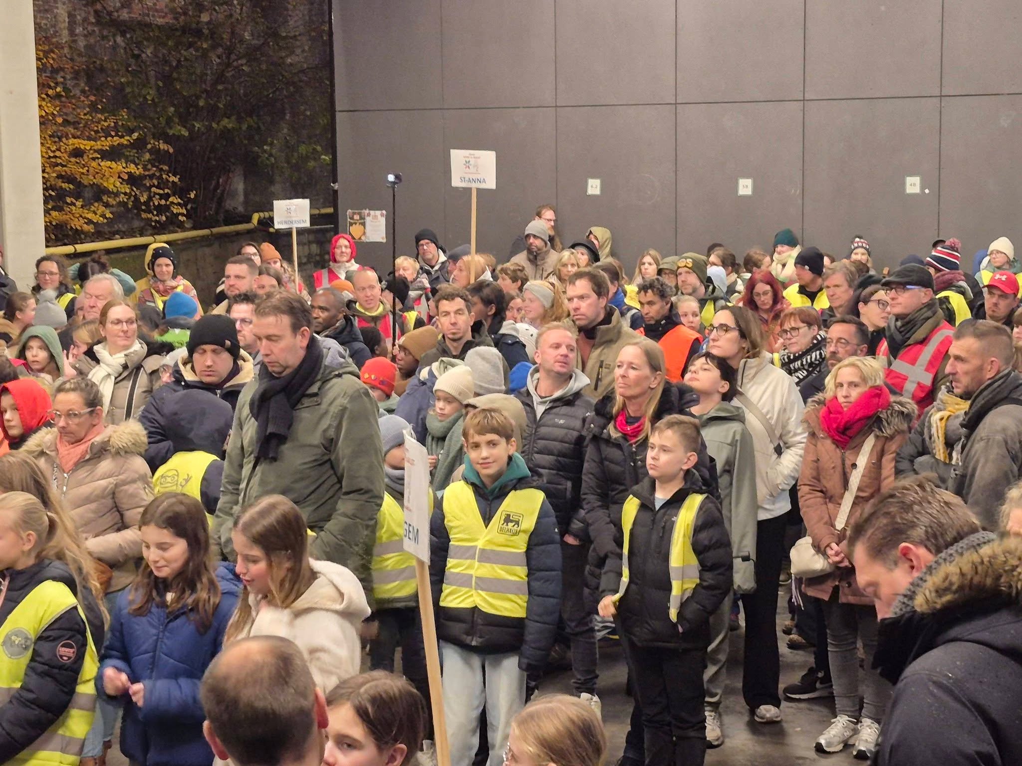 Adventstocht in Aalst brengt boodschap van licht en vrede ✨