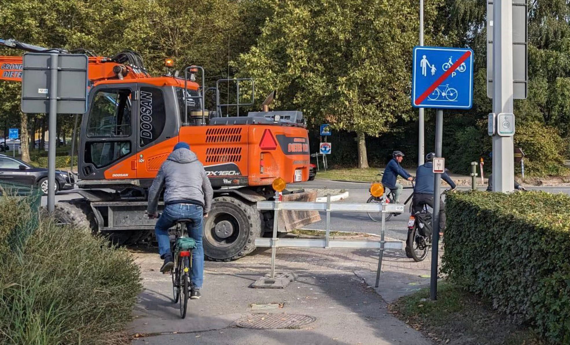 Nood aan extra signalisatie voor veilige oversteek langs de Leirekensroute-Aelbrechtlaan in Aalst .... er staan borden dat de voetgangers en fietsers niet door kunnen.