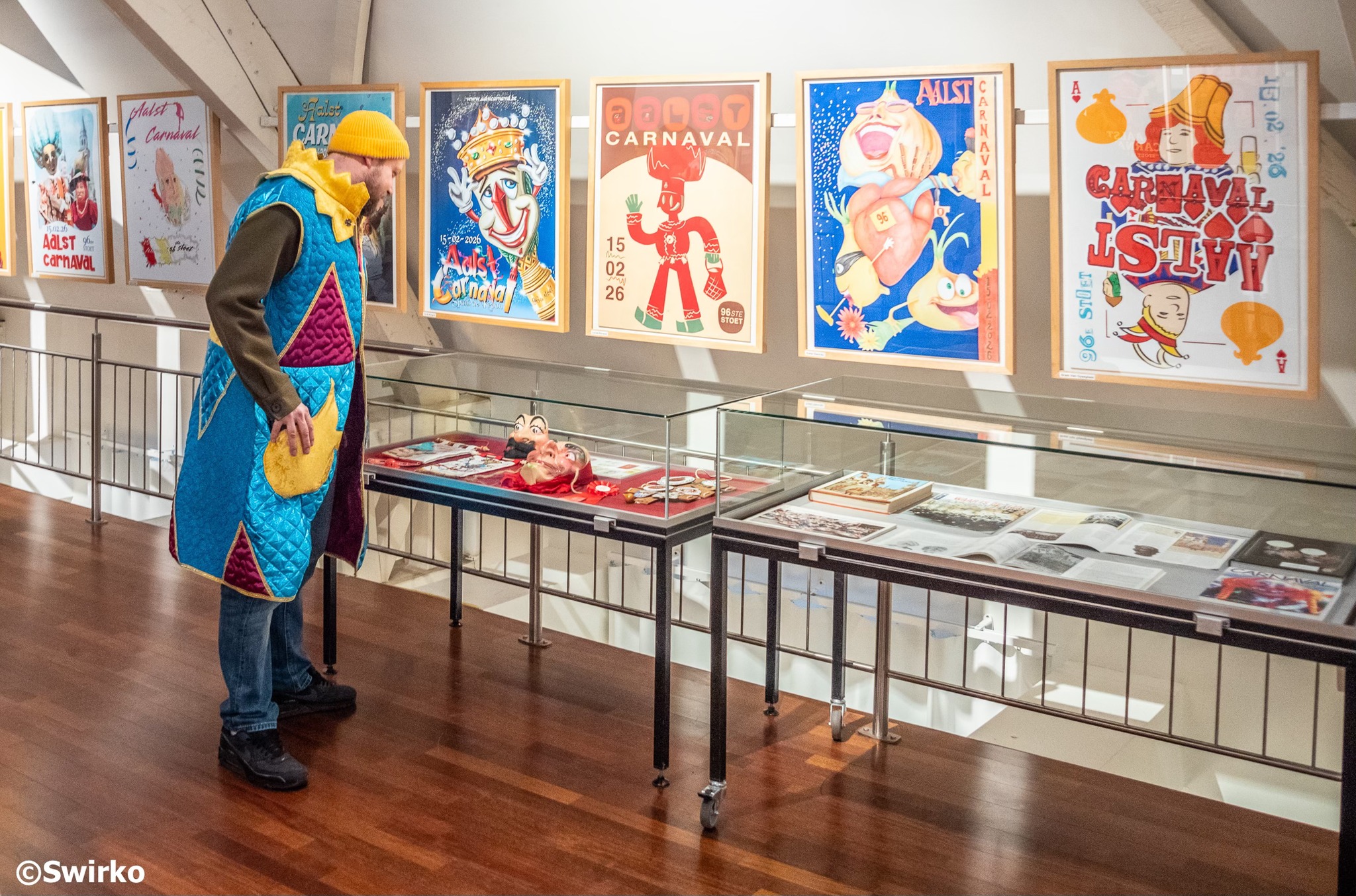 Tientallen Aalstenaars verwerkten hun kijk op Aalst Carnaval in een reeks unieke affiche-ontwerpen. Die zijn gratis te ontdekken in de carnavalsexpo op de bovenverdieping van Museum 't Gasthuys.🥳