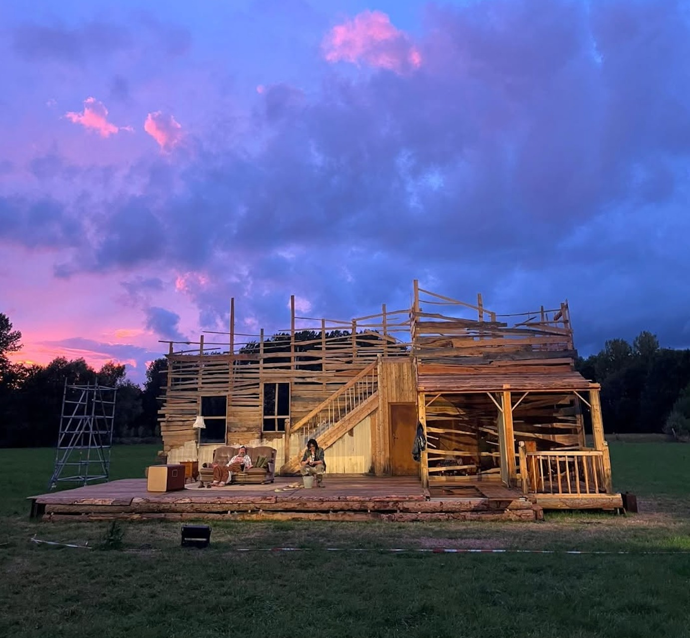 BEGRAVEN KIND brengt theaterliefhebbers samen