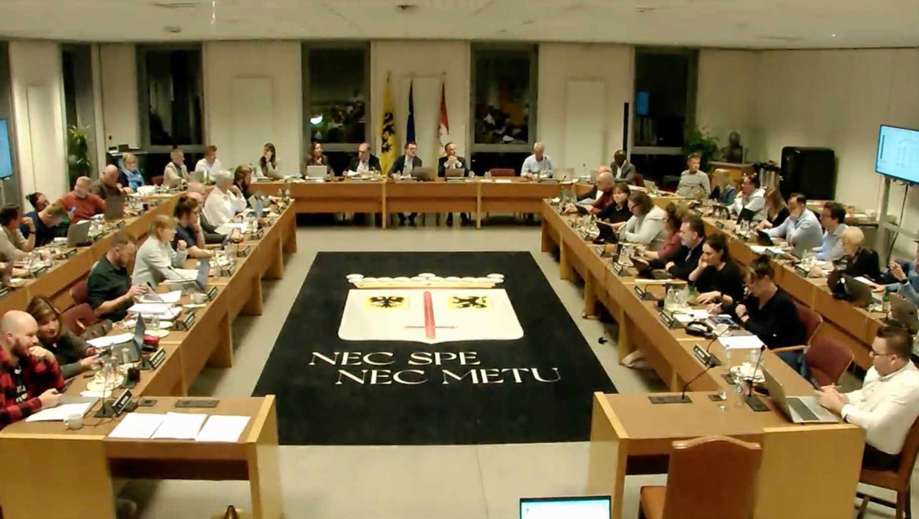 🏛️ Hervorming zorg in Aalst zorgt voor debat, knoop kinderopvang pas in juni doorgehakt