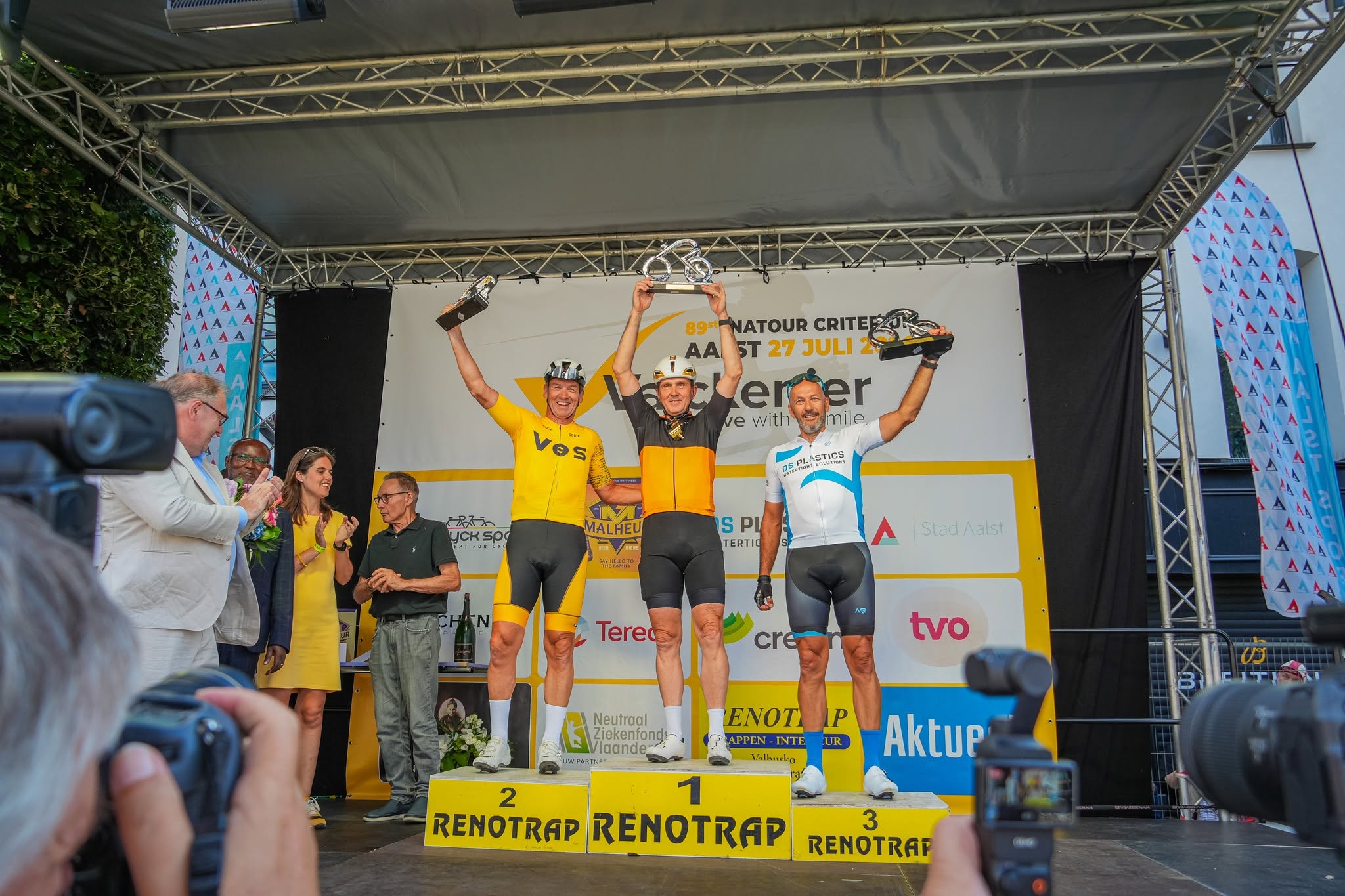 Johan Museeuw wint, Lucien Van Impe in de bloemetjes gezet tijdens Natourcriterium Aalst